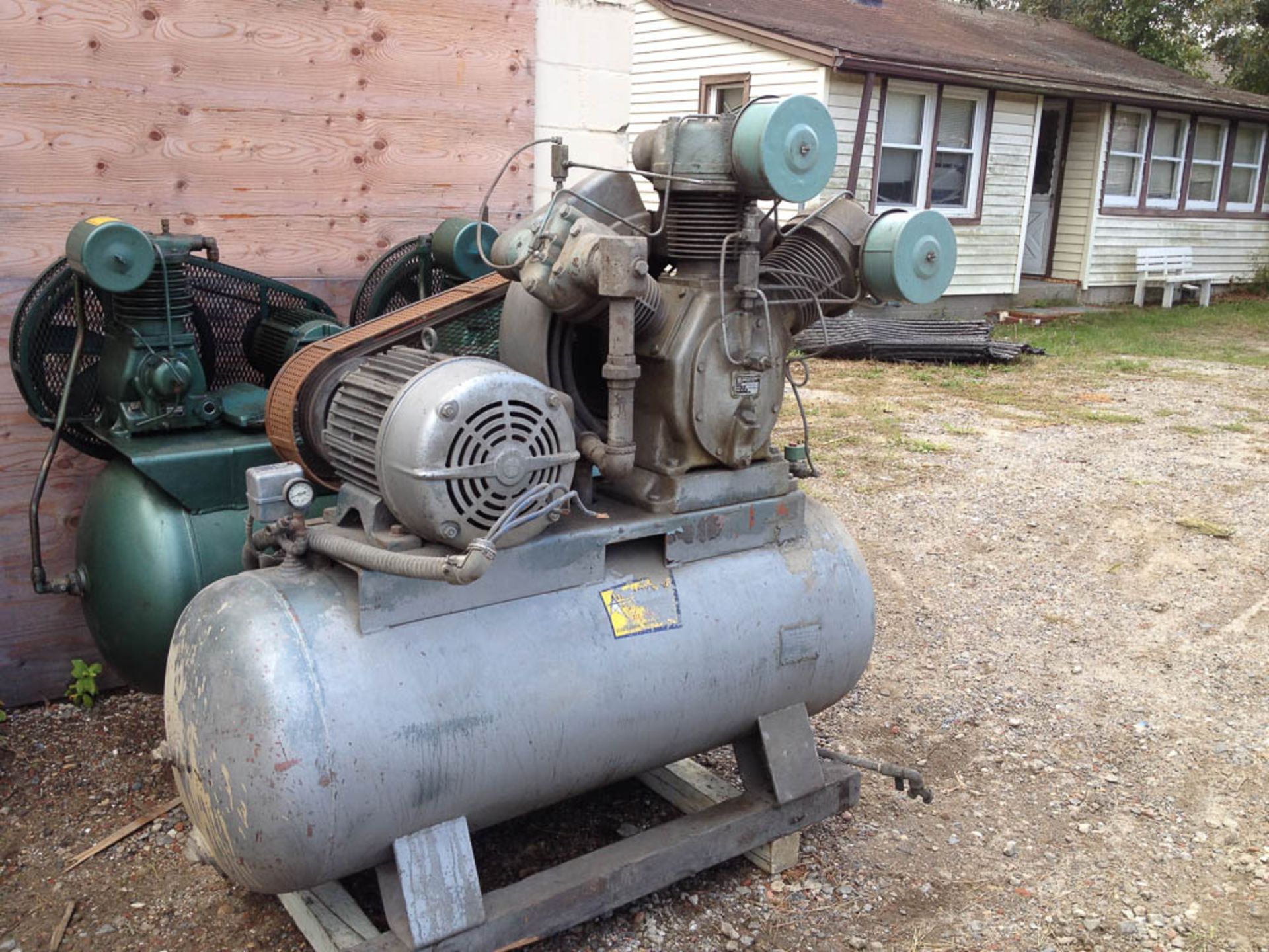 INGERSOLL RAND 25-HP TANK MOUNTED 2-STAGE RECIPROCATING HORIZONTAL AIR COMPRESSOR