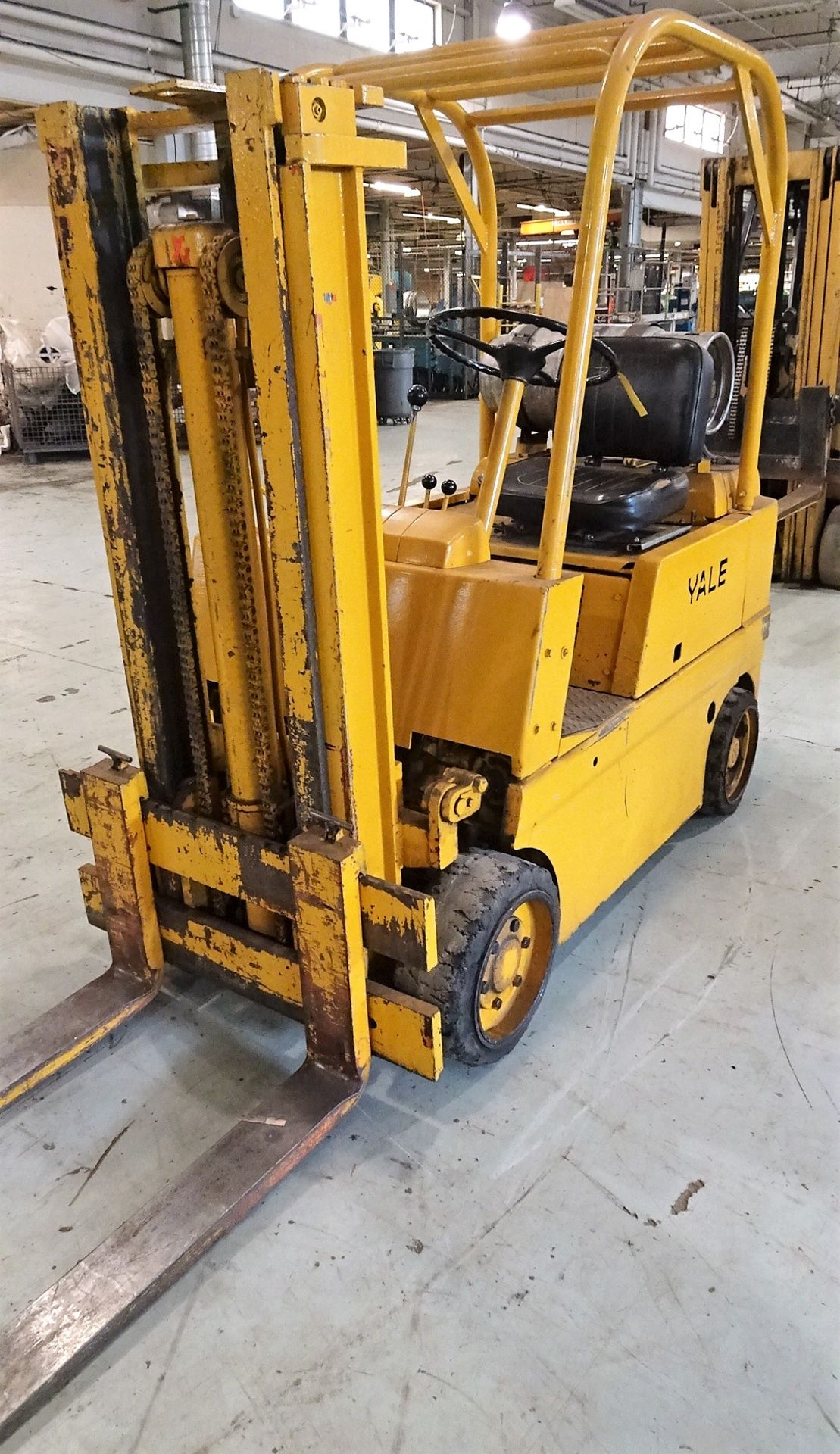 YALE MDL. KG51T-30 LP 4,000 LB. CAPACITY FORK LIFT, WITH DUAL MAST, 6 DEGREE TILT-BACK, (AS IS, NO