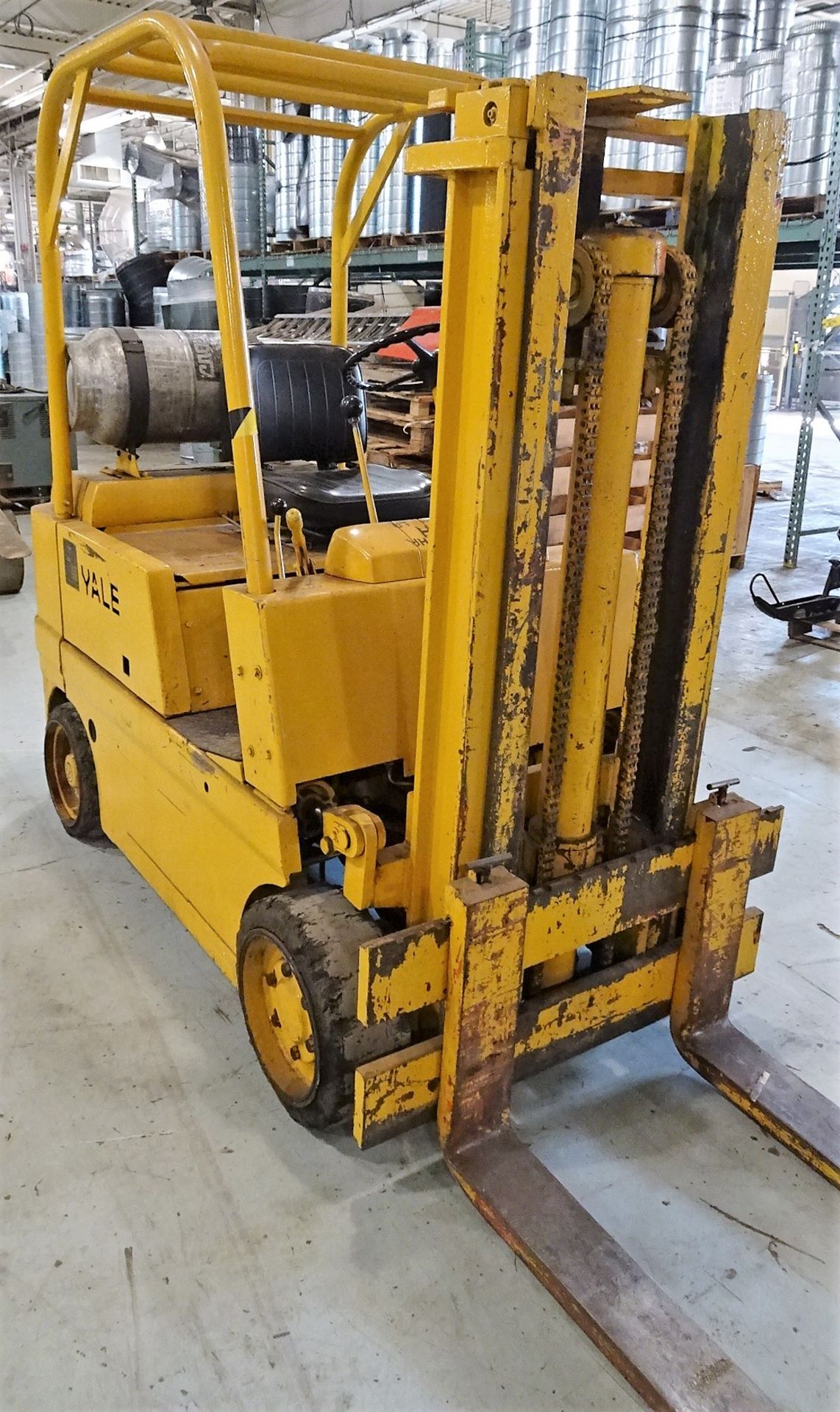 YALE MDL. KG51T-30 LP 4,000 LB. CAPACITY FORK LIFT, WITH DUAL MAST, 6 DEGREE TILT-BACK, (AS IS, NO - Image 2 of 2