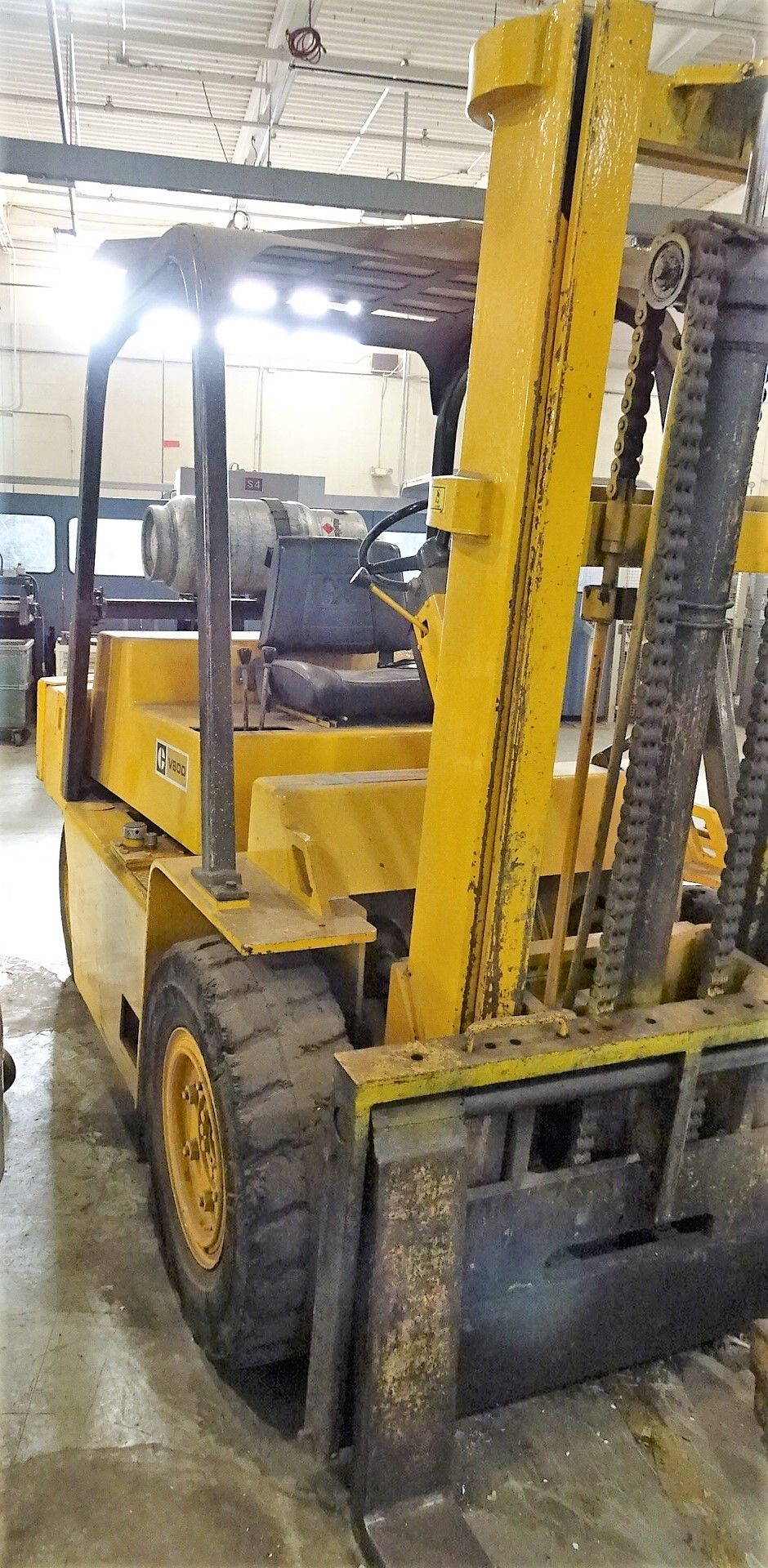 CATERPILLAR MDL. V80D 8,000 LB. CAPACITY PROPANE/GAS FORK LIFT, DUAL MAST, MAXIMUM LIFTING HEIGHT - Image 2 of 2