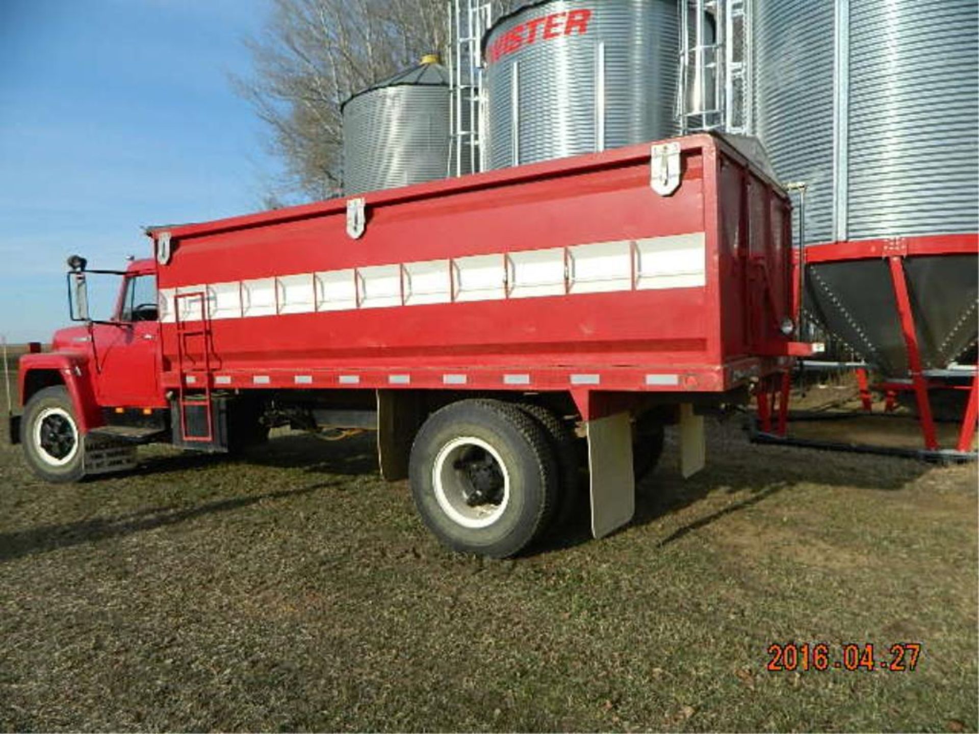 1977 Loadstar S/A Grain Truck 15.5FT Steel Box & Hoist, 446 Eng VIN D0522ECA22530 - Image 2 of 9