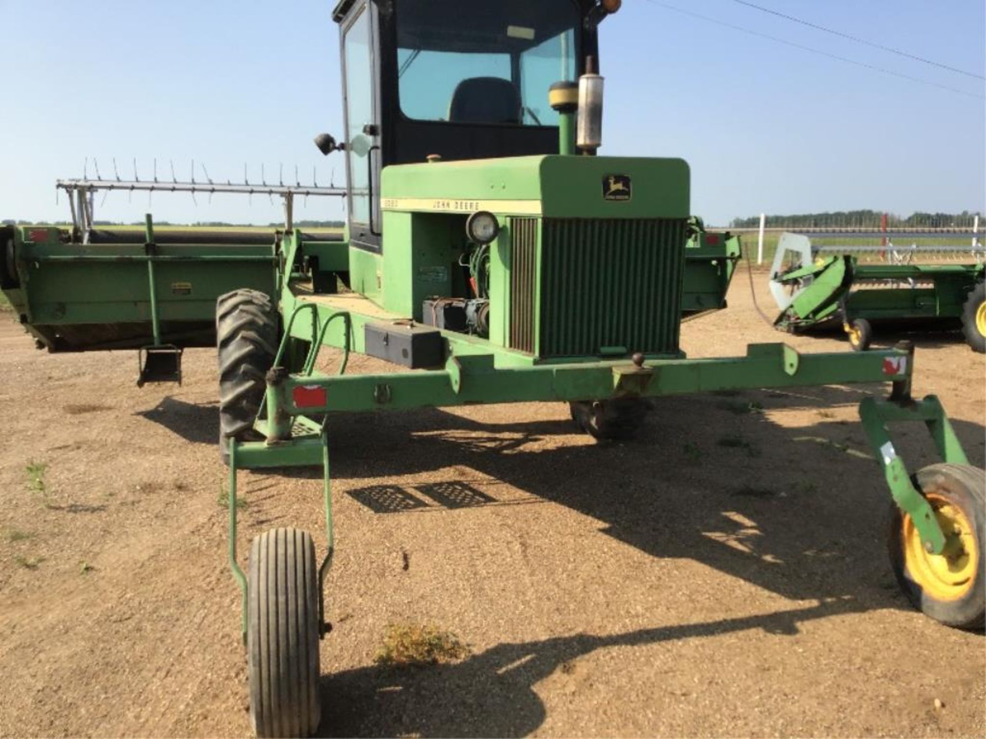 2320 17.5ft John Deere Swather - Image 4 of 10