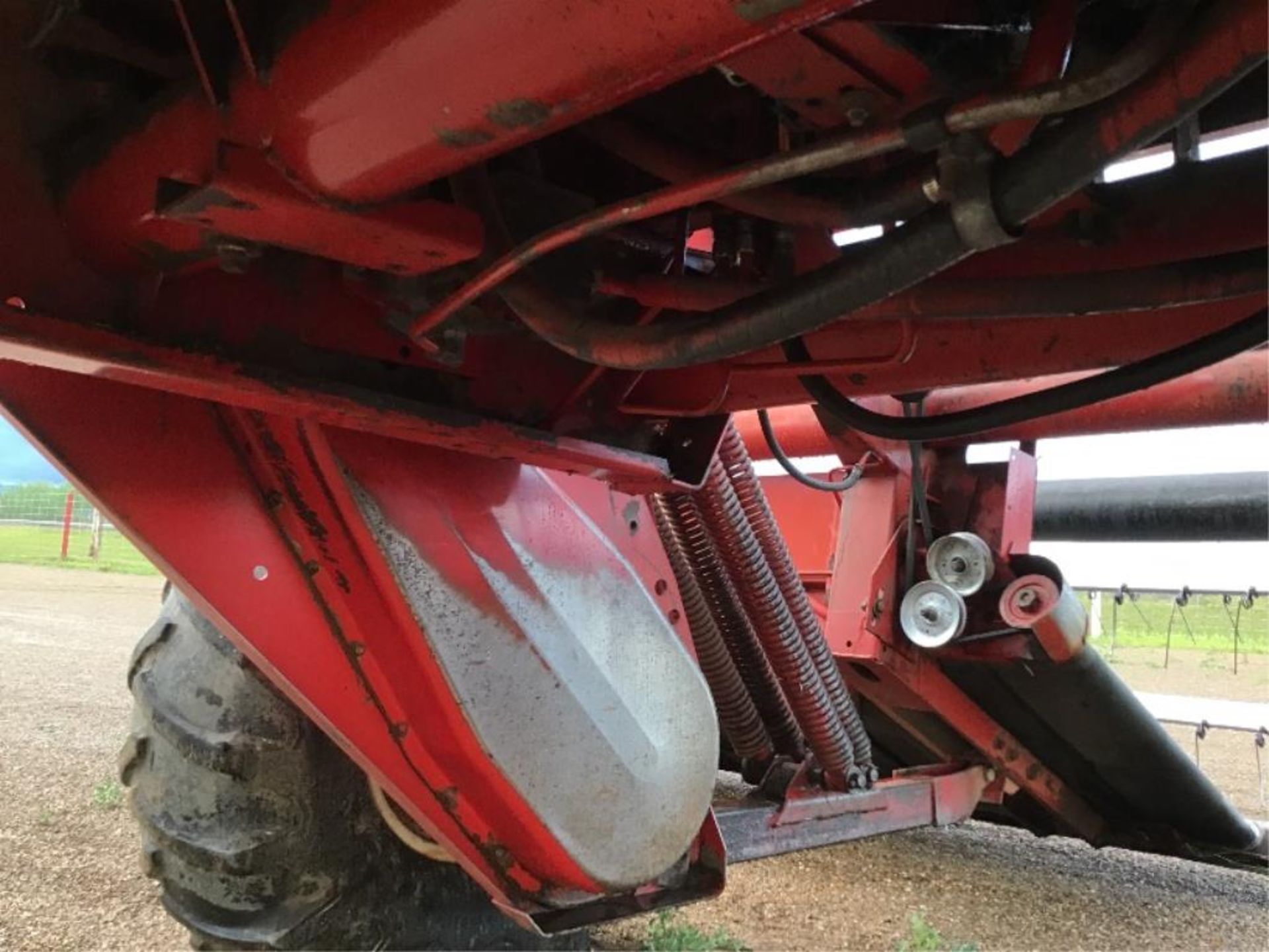 4000 IH 24.5ft Swather - Image 15 of 16