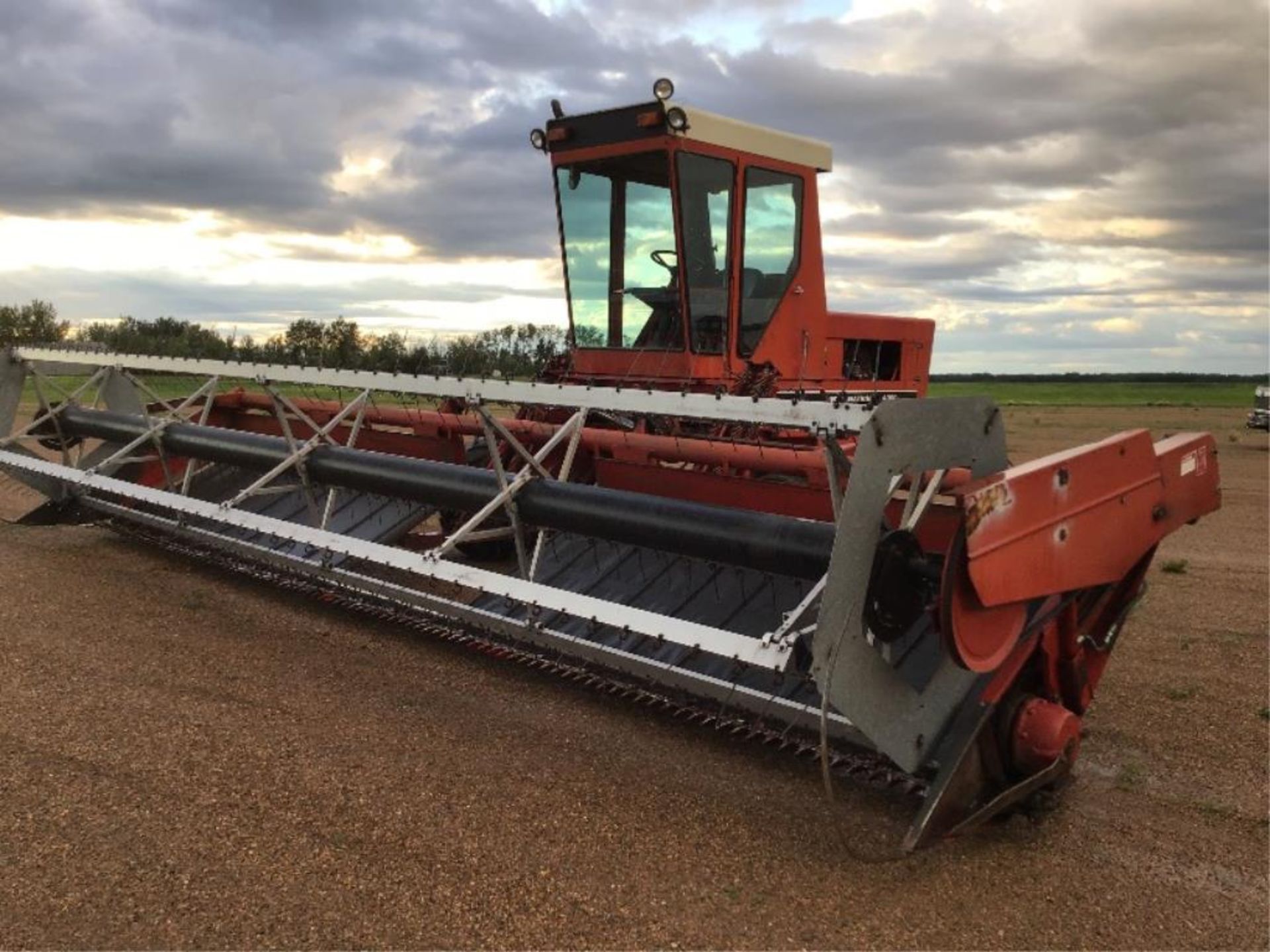 4000 IH 24.5ft Swather - Image 2 of 16