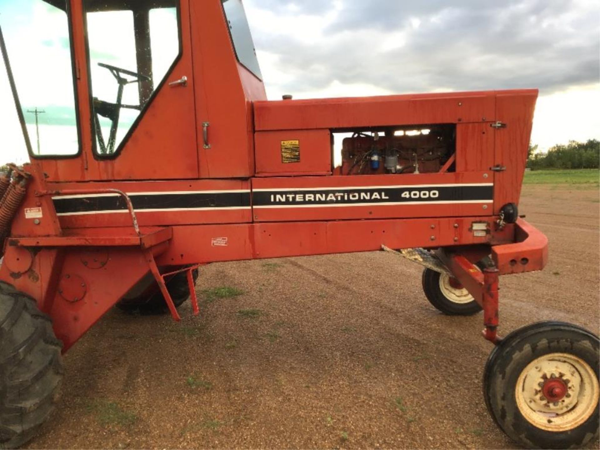 4000 IH 24.5ft Swather - Image 3 of 16