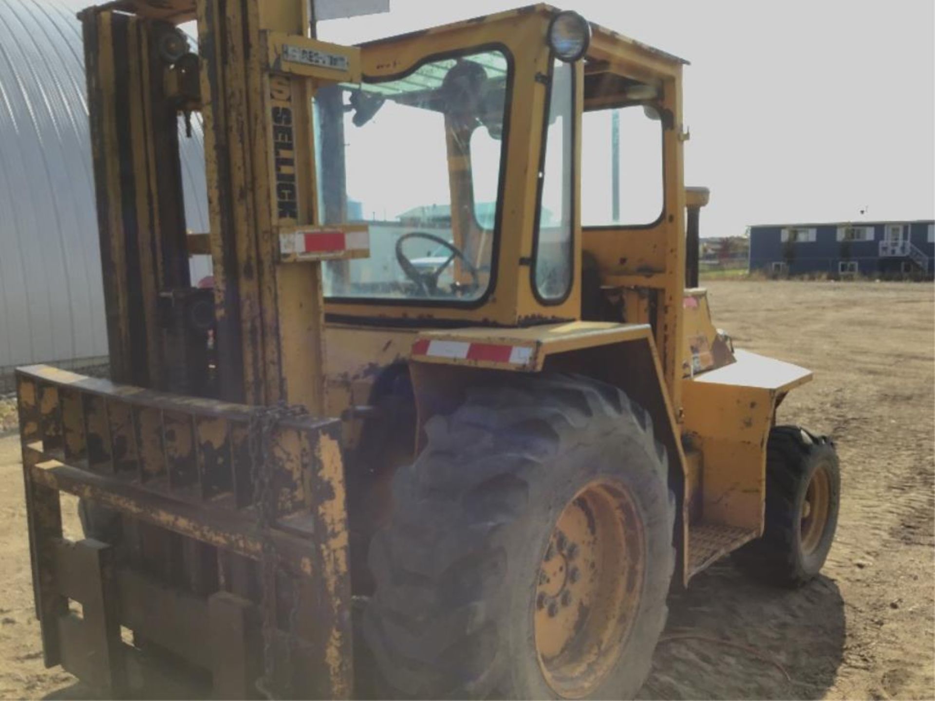 Sellick 8000 Diesel Forklift sn 870406802 4spd St Trans, Cab, 16.9-24fr, 12-16.5rr - Image 3 of 7