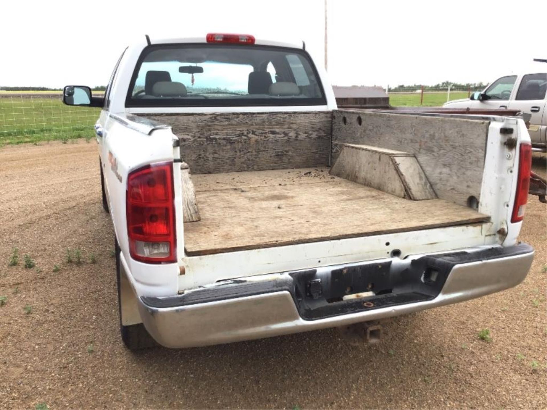 2006 Ram 1500 4x4 Quad Cab Pickup VIN 1D7HU18296S680017. 5.7L Hemi, 5-pass Cloth Int, 308,589km, - Image 5 of 15