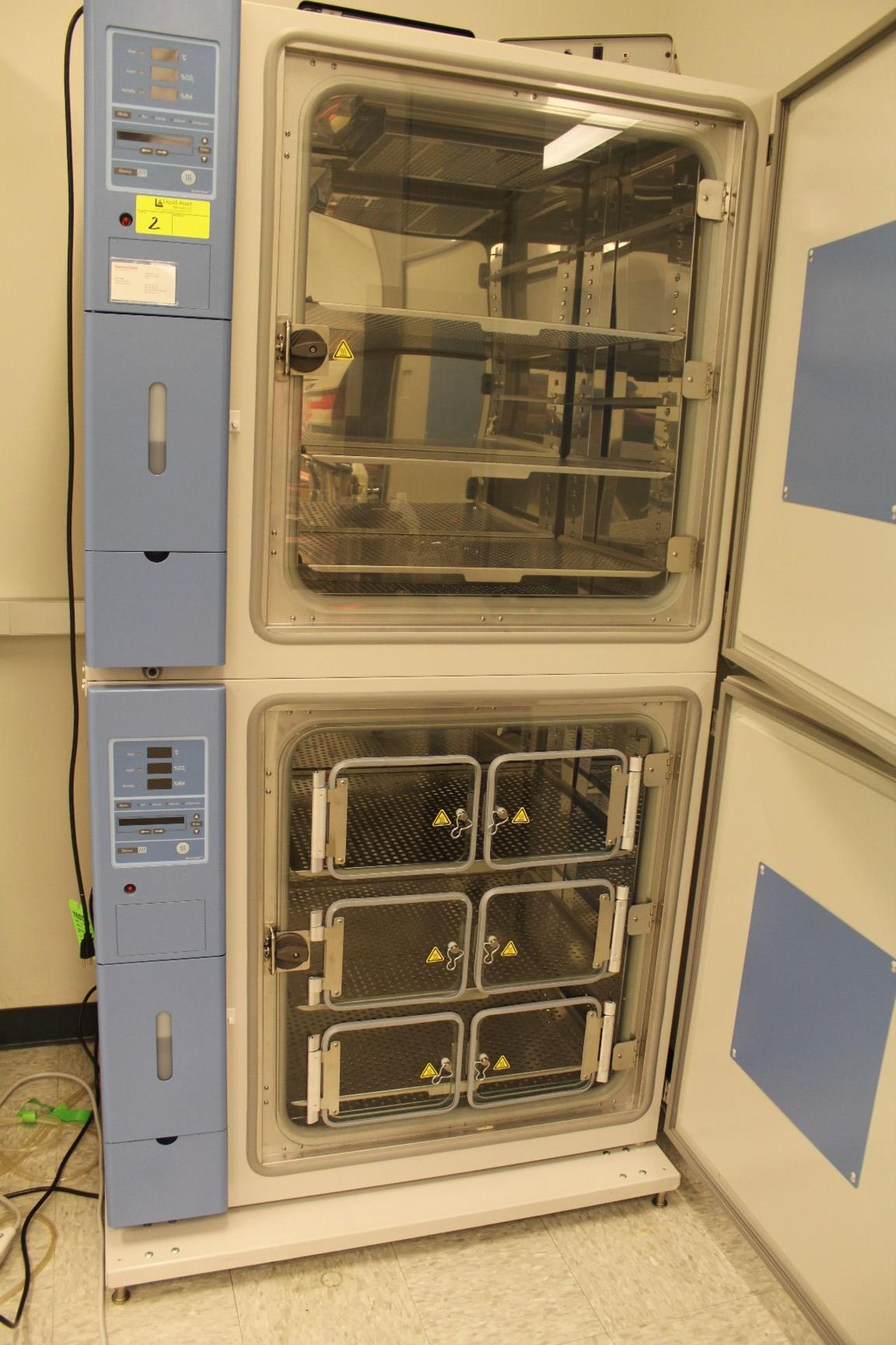 Double Stacked Thermo Fisher Scientific Co2 Incubators, M# 3310, S/N 319840-1258 - Bild 3 aus 3