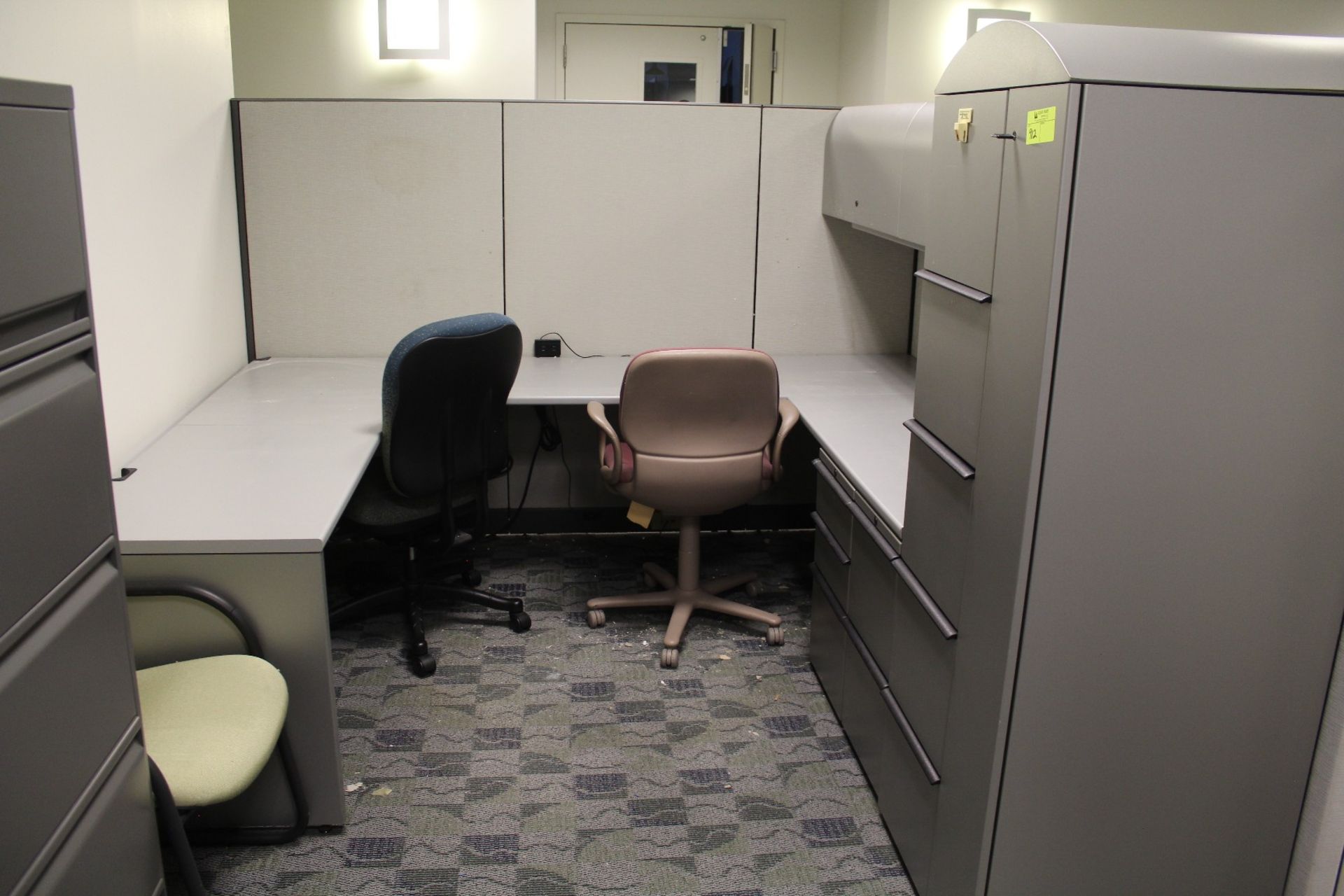 Cubicle Office System, W/ (3) Work Stations, Chairs, File Cabinets, Storage Cabinets & Cubicle Walls - Bild 4 aus 5