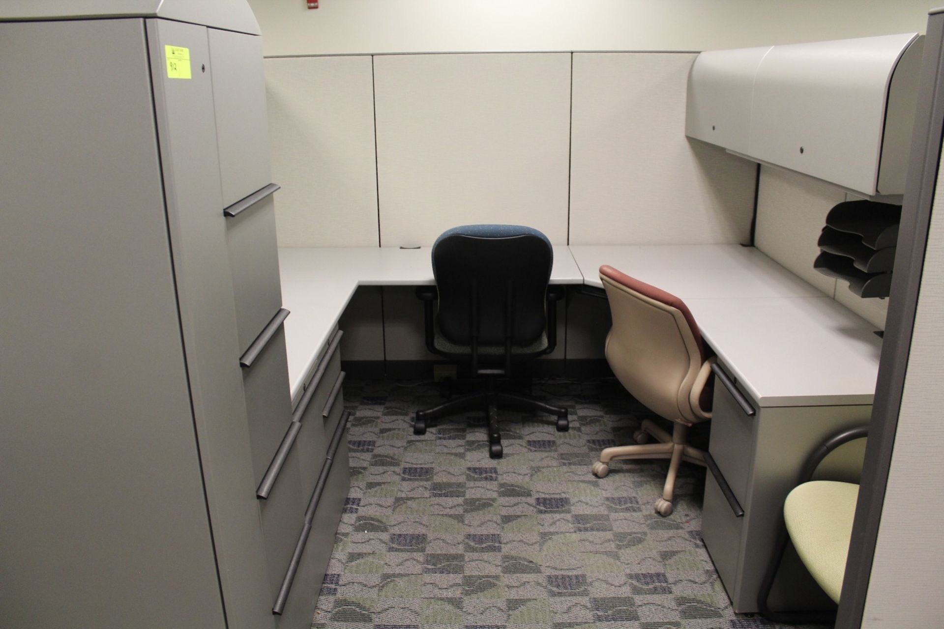 Cubicle Office System, W/ (3) Work Stations, Chairs, File Cabinets, Storage Cabinets & Cubicle Walls - Bild 2 aus 5