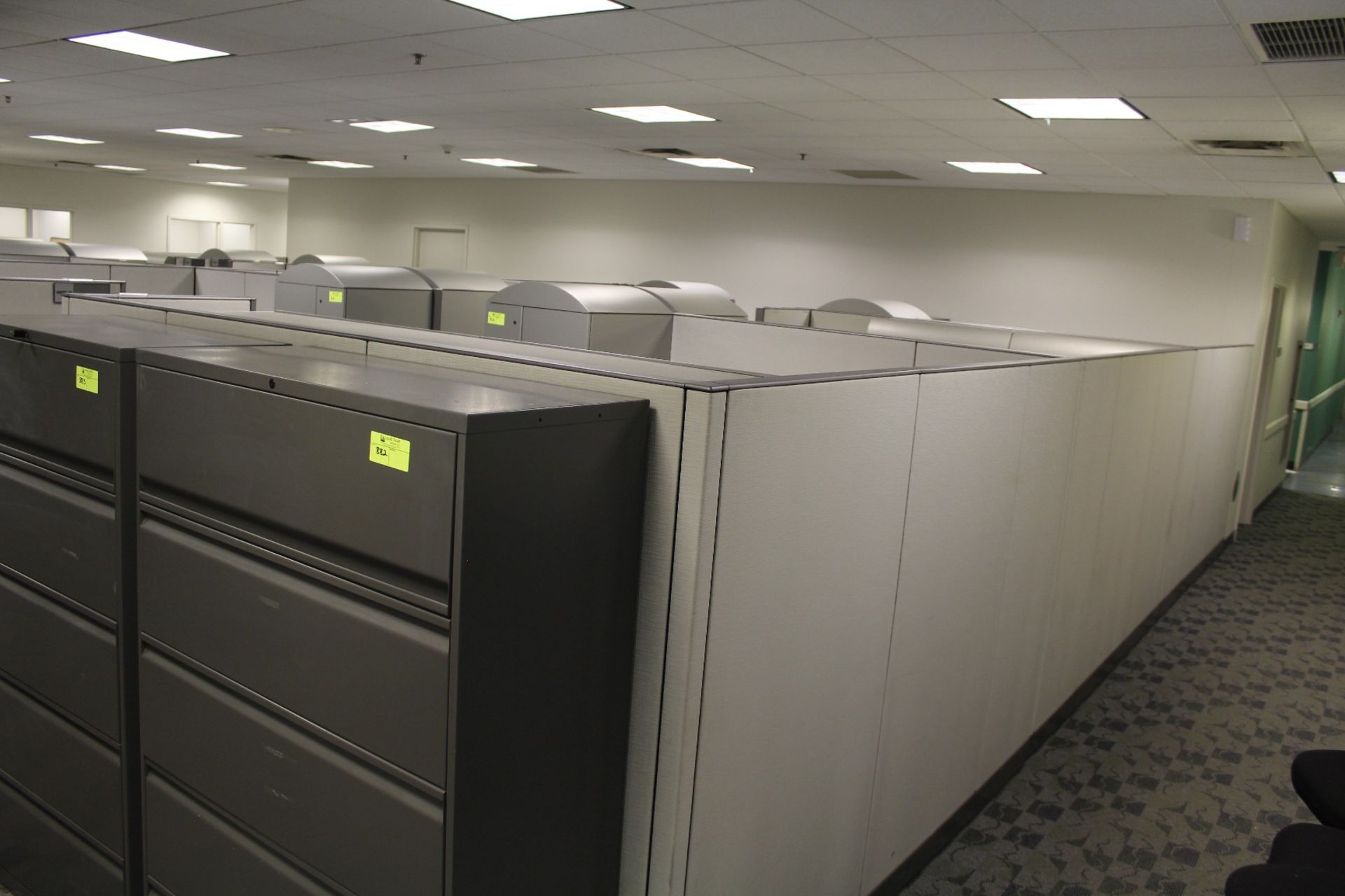 Cubicle Office System, W/ (3) Work Stations, Chairs, File Cabinets, Storage Cabinets & Cubicle Walls - Bild 5 aus 5