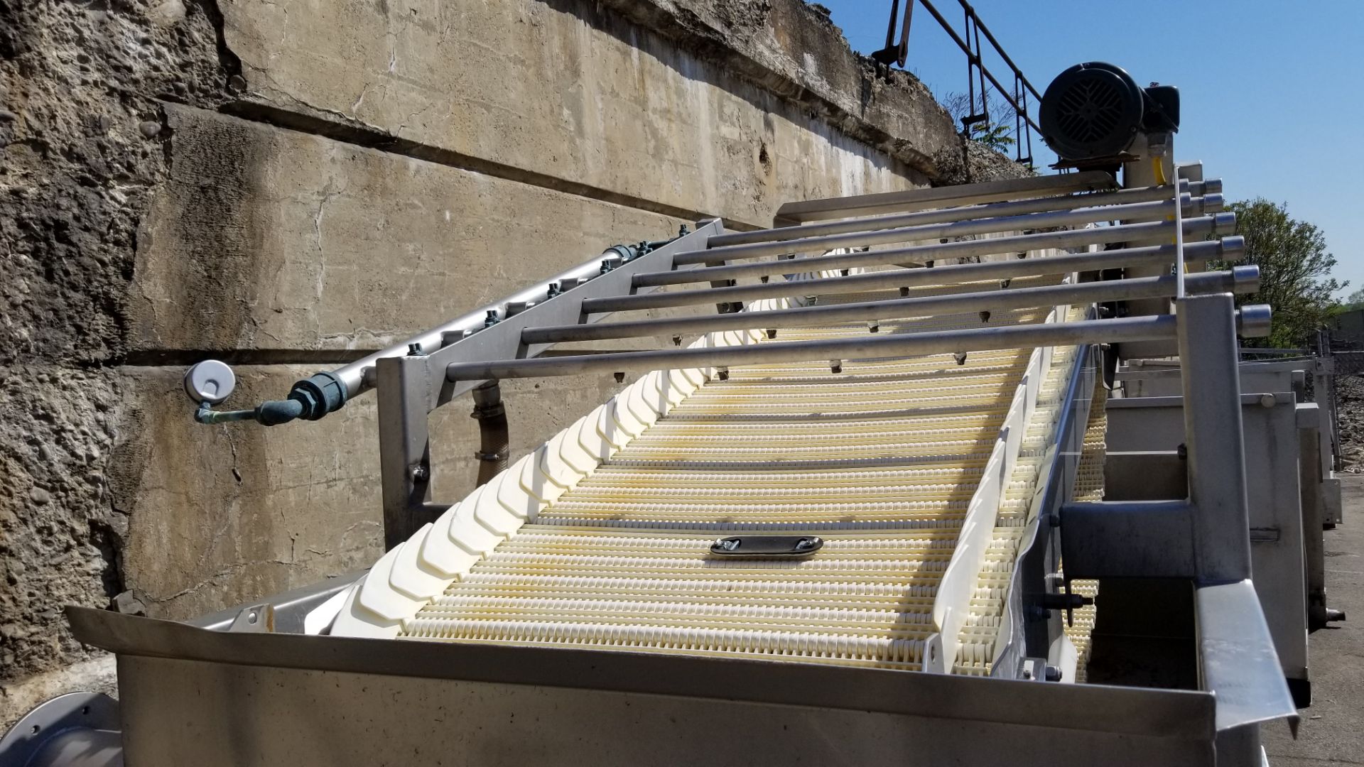 ~7 ft. L Flume Dewatering Inclined Conveyor with 23" W Intralox Belt, Electric Drive Mounted on ~6 - Image 5 of 5