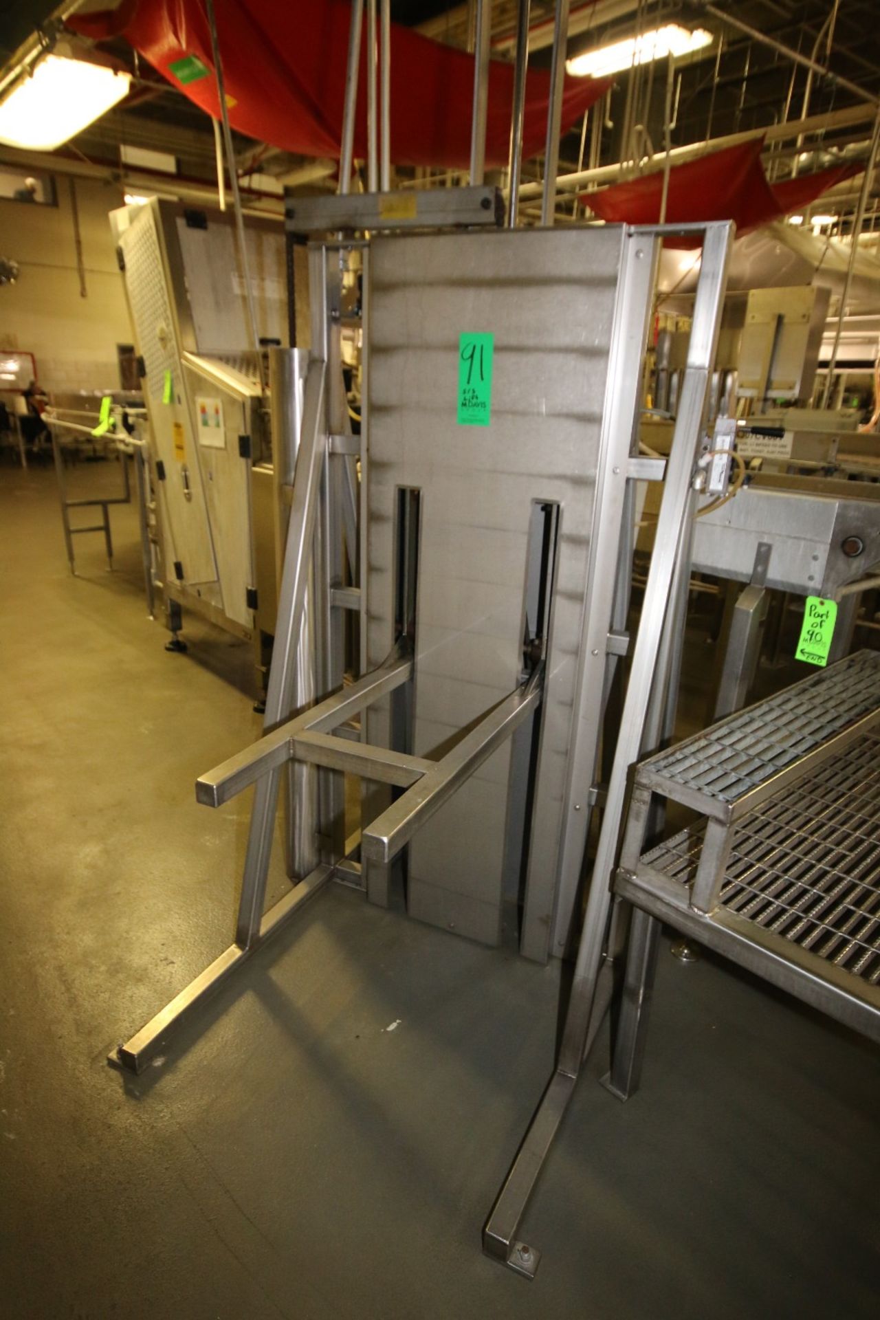 All S/S Pneumatic Tote Lift with 32" Forks