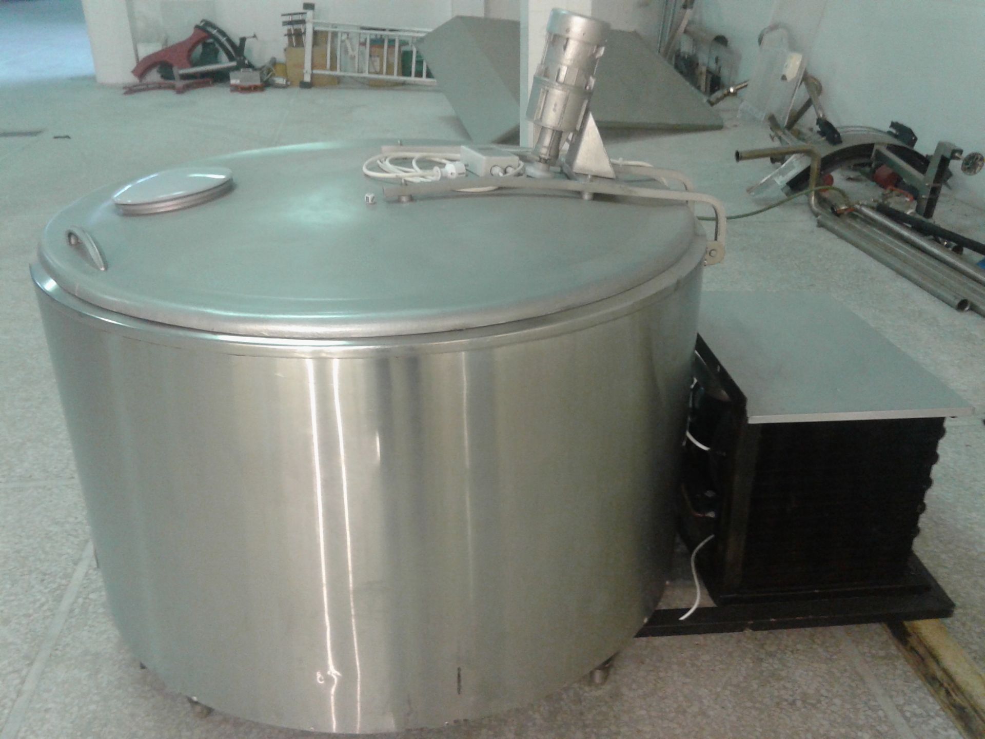 JAPY 650 Liter Milk Cooling Tank, Model 650, Equipped with Top Mount Prop Agitation, On-Board Compr