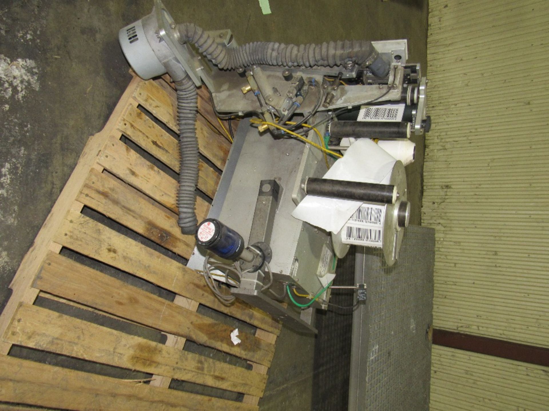 LSI Label Applicator with build in vacuum pump Model 96T0 Serial No. 1023162 designed to apply pre- - Image 6 of 10
