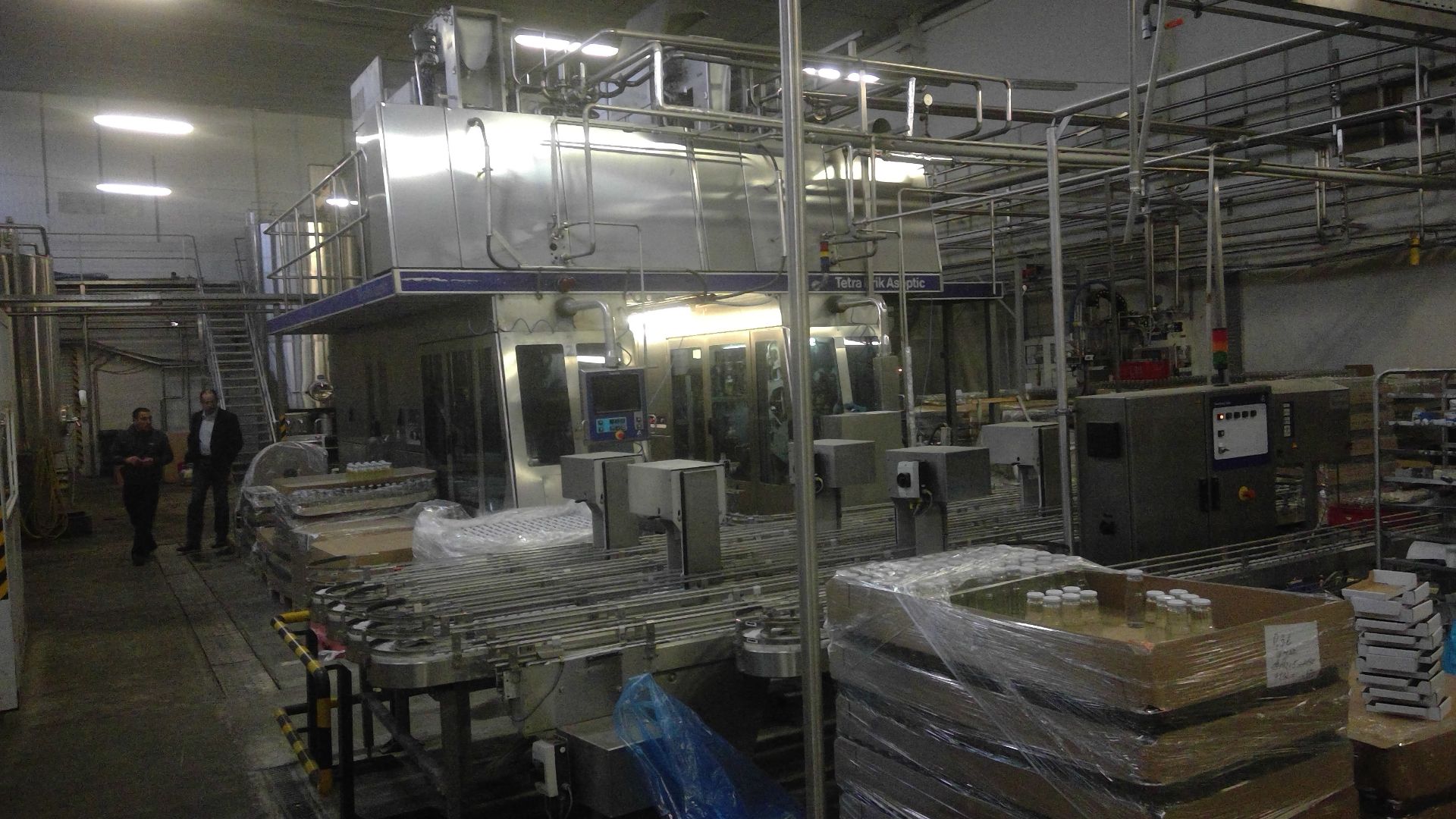 Combination: Tetra Pak TBA/21 1000SQ,Y.O.M 2002,Sweden/Tetra Cap Applicator 88 ,Y.O.M 2003/Tetra - Image 2 of 8