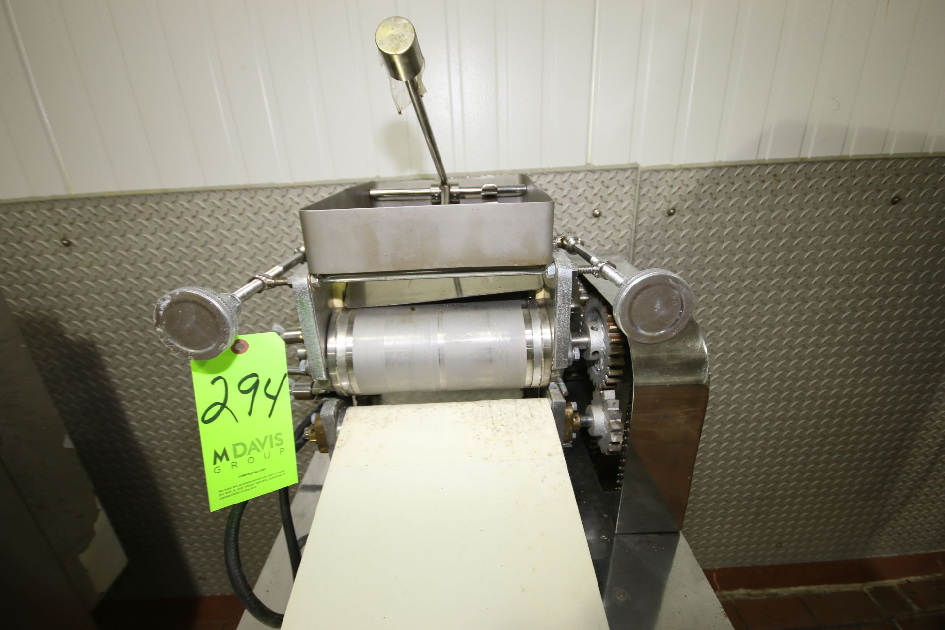 Grupo Villamex Mill, Model V-25, S/N 085 with 1/4 hp Motor, 1745 RPM, 127/220 V with ~28" x 10" - Image 2 of 4
