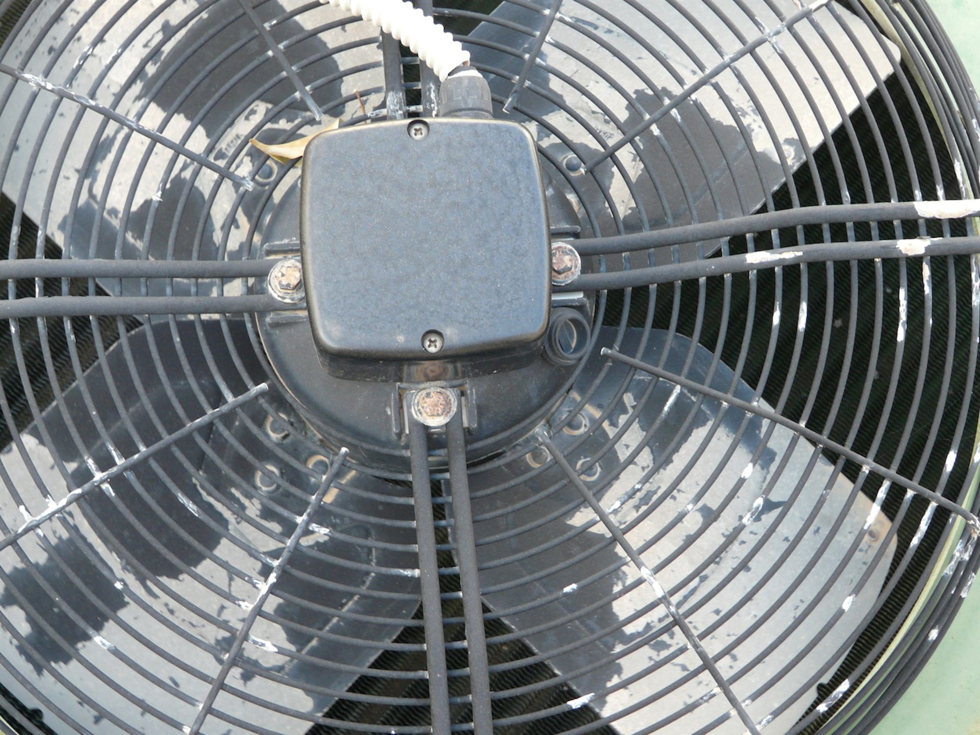 English: Condenser with 4 fans (one is out of order) 180m³ Used for Cold Rooms Greek: Κοντέσερ - Image 8 of 9