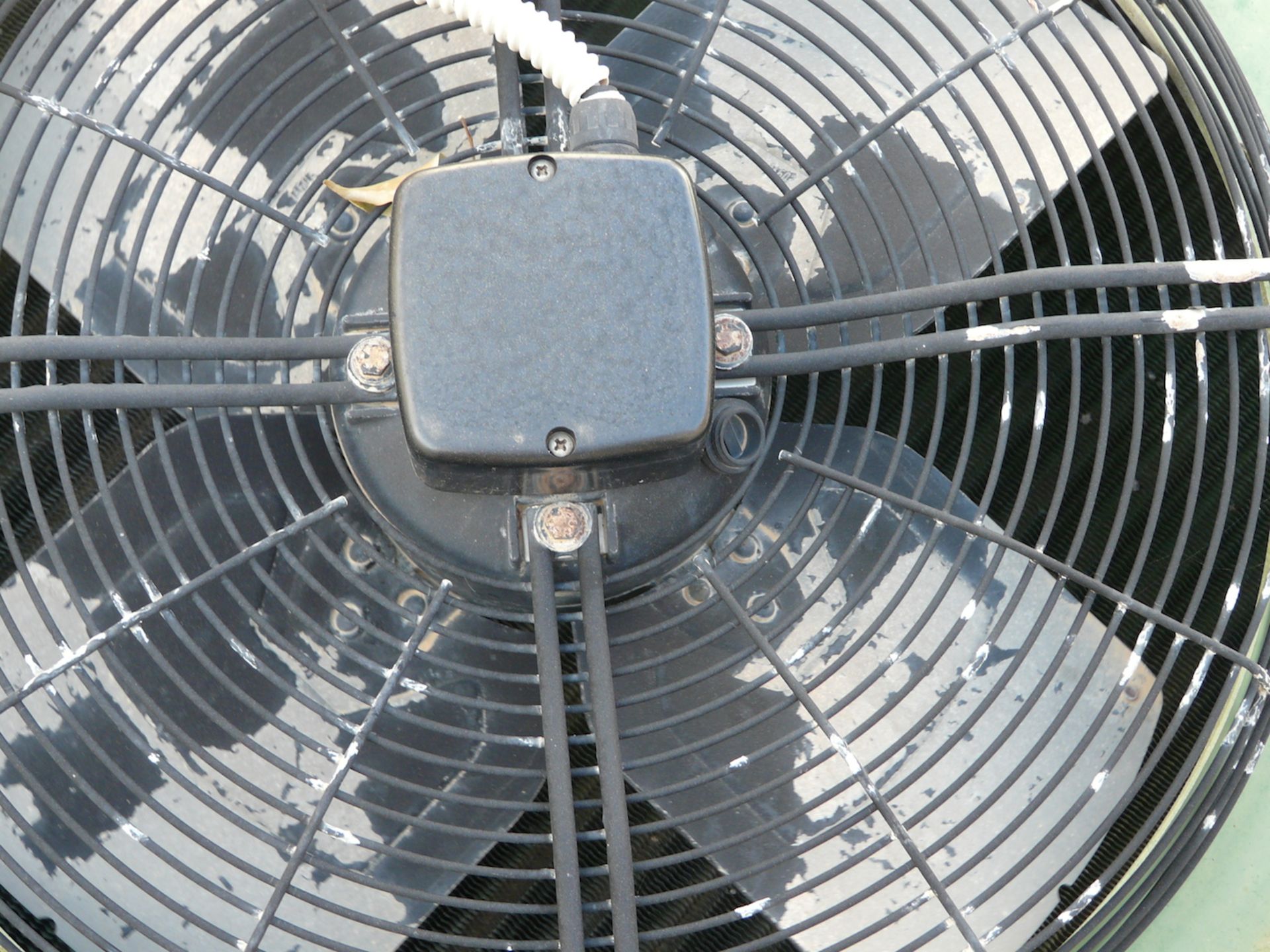 English: Condenser with 4 fans (one is out of order) 180m³ Used for Cold Rooms Greek: Κοντέσερ - Bild 8 aus 9