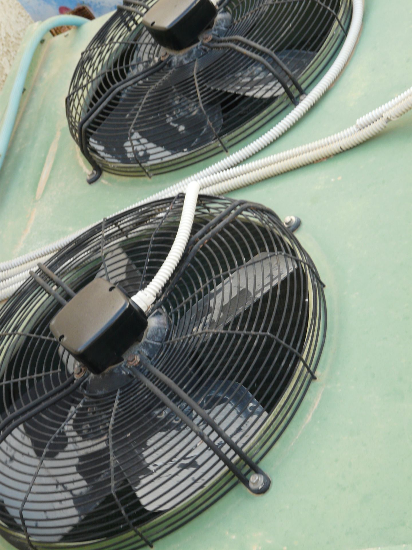 English: Condenser with 4 fans (one is out of order) 180m³ Used for Cold Rooms Greek: Κοντέσερ - Image 4 of 9