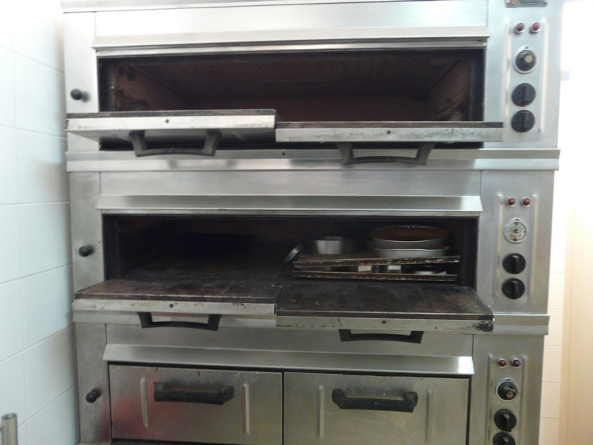 English: AMANK 3 Story Double Oven with Shelves and Plates, Heat Resistant Stone, 140x98x210 - Image 2 of 6