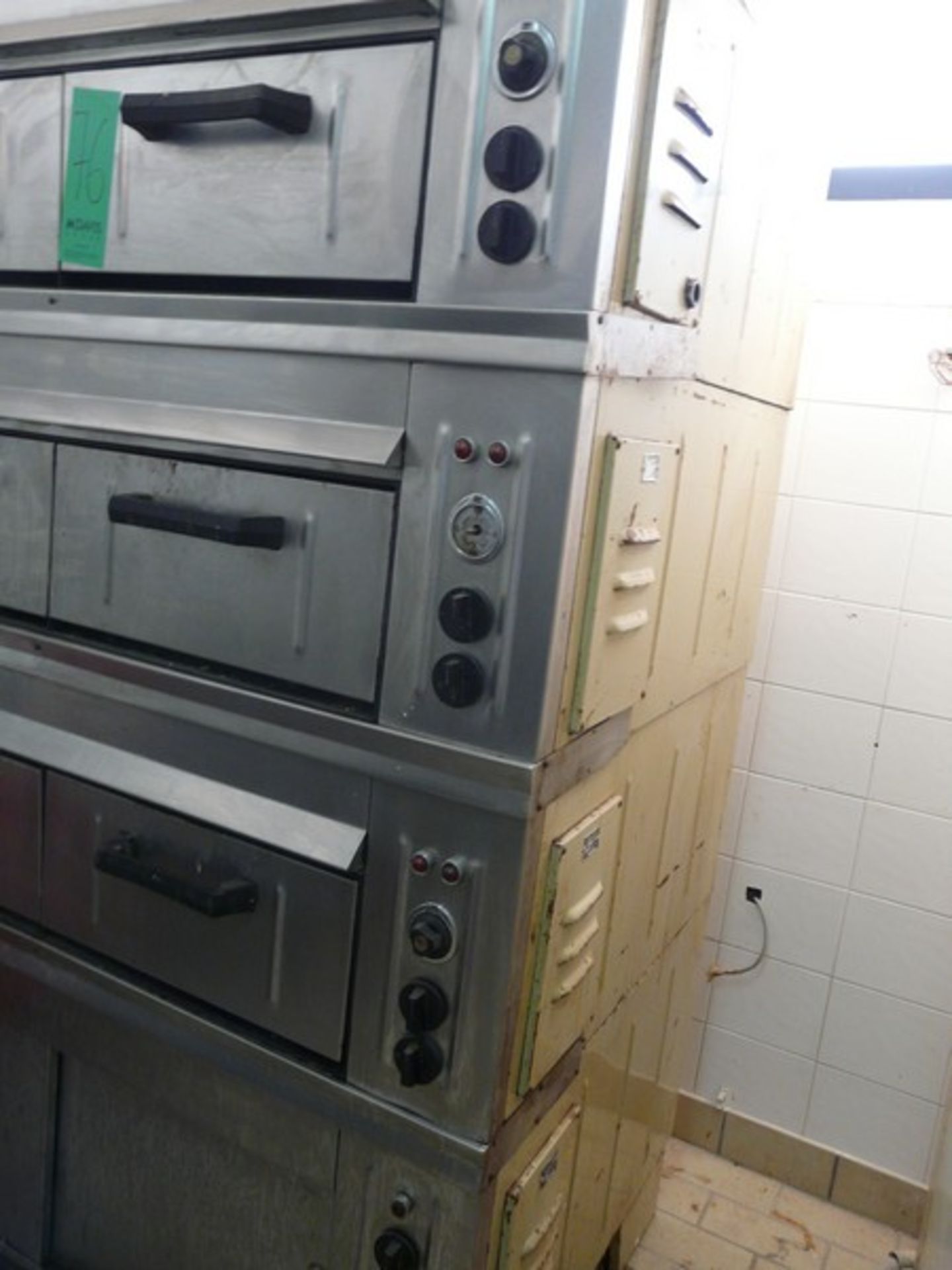 English: AMANK 3 Story Double Oven with Shelves and Plates, Heat Resistant Stone, 140x98x210 - Image 4 of 6