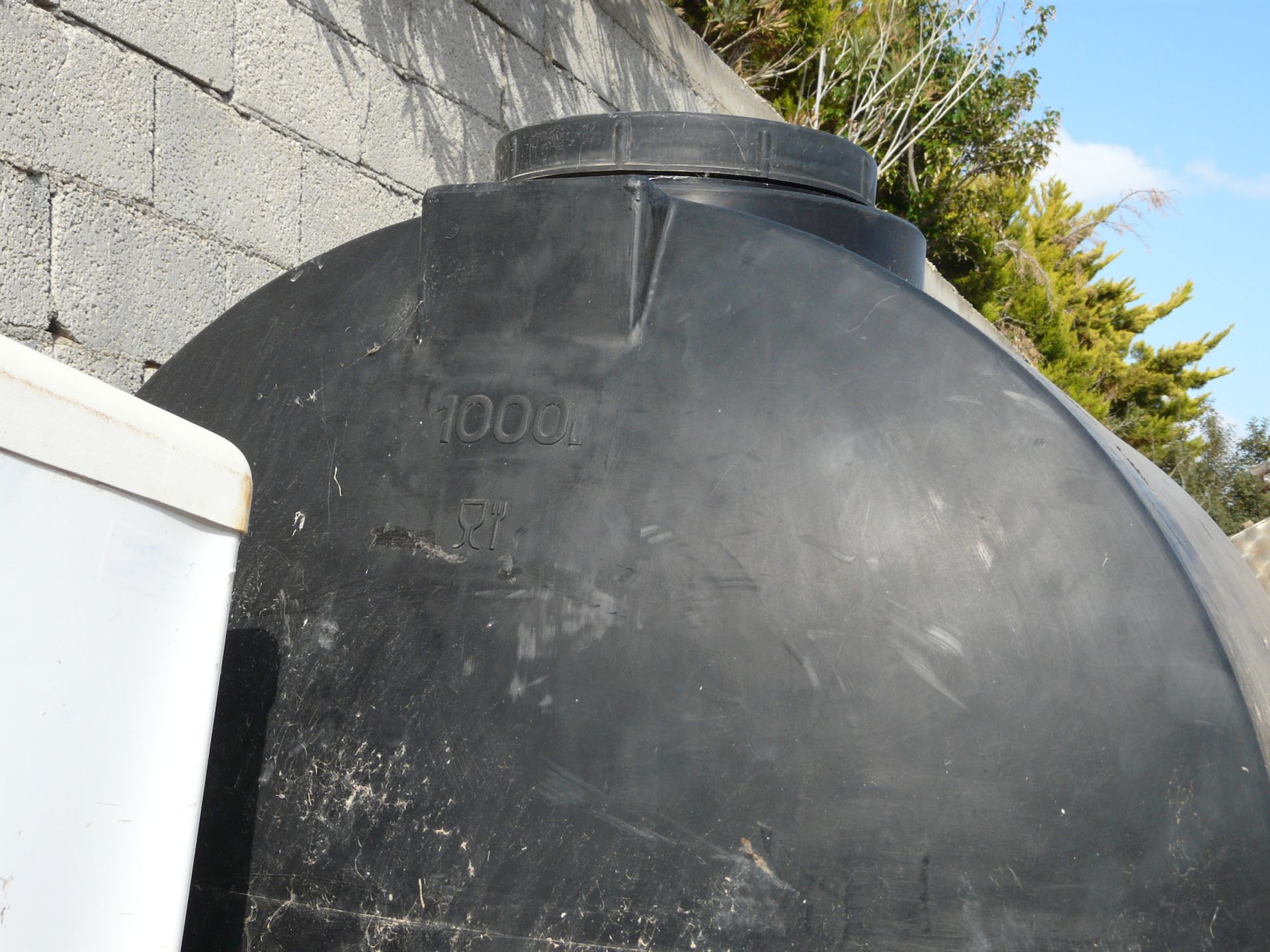 English: Plastic Liquid Storage Tank 1000Ltr, Previously Used for Oil Greek: Δεξαμενη πλαστικιά - Bild 4 aus 5