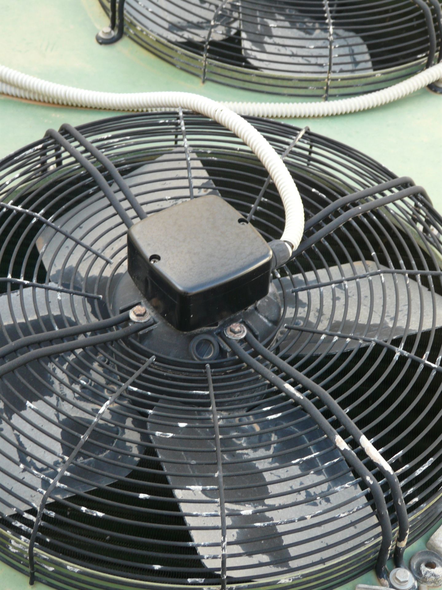English: Condenser with 4 fans (one is out of order) 180m³ Used for Cold Rooms Greek: Κοντέσερ - Image 3 of 9