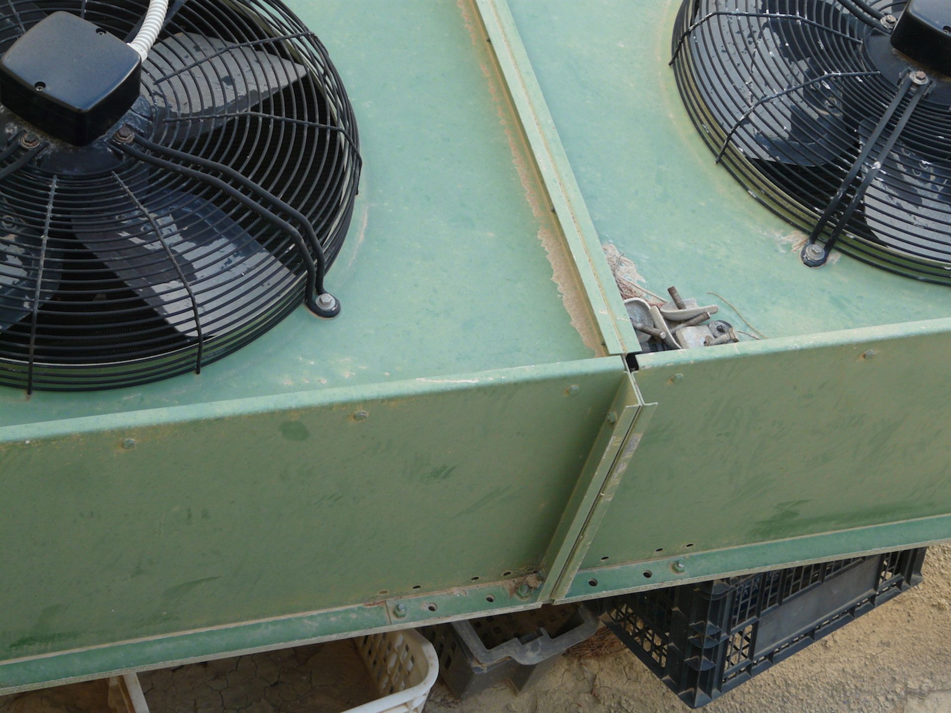 English: Condenser with 4 fans (one is out of order) 180m³ Used for Cold Rooms Greek: Κοντέσερ - Bild 7 aus 9