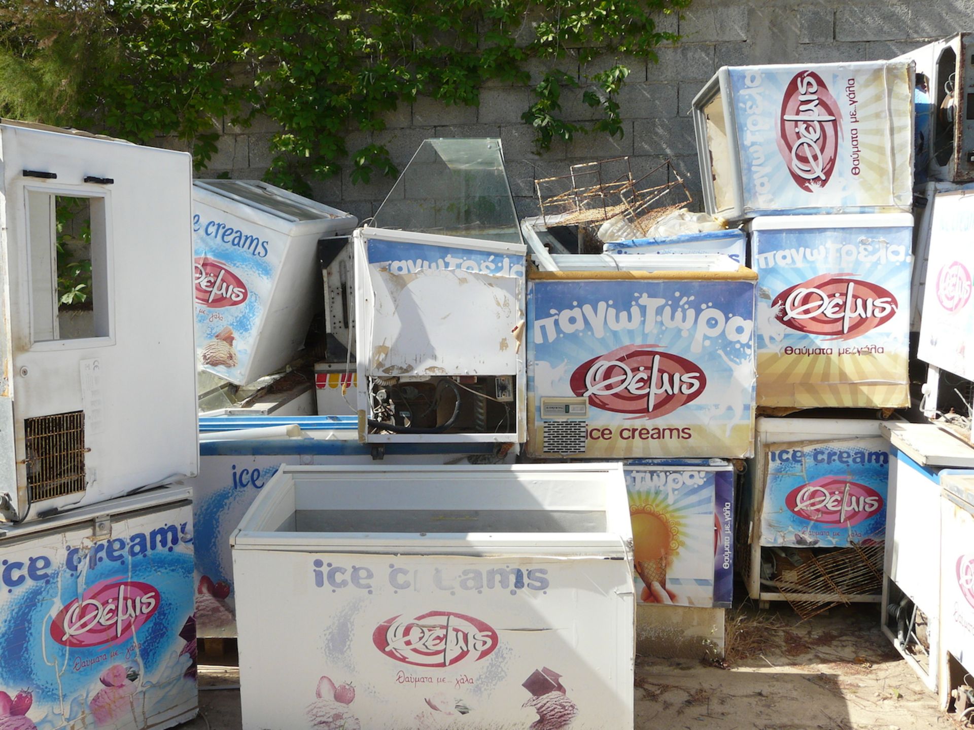 (120) English: Approx 120 Ice Cream Fridge Units Greek: Περίπου 120 καταψύκτες εκτος λειτουργίας - Bild 2 aus 8