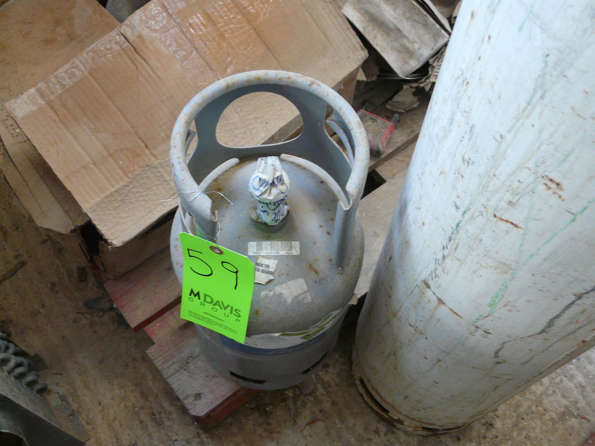 English: R407C Container 11kg Full, R410 Container 10kg, 2 Large Empty Containers for Freon Liquid . - Image 3 of 5