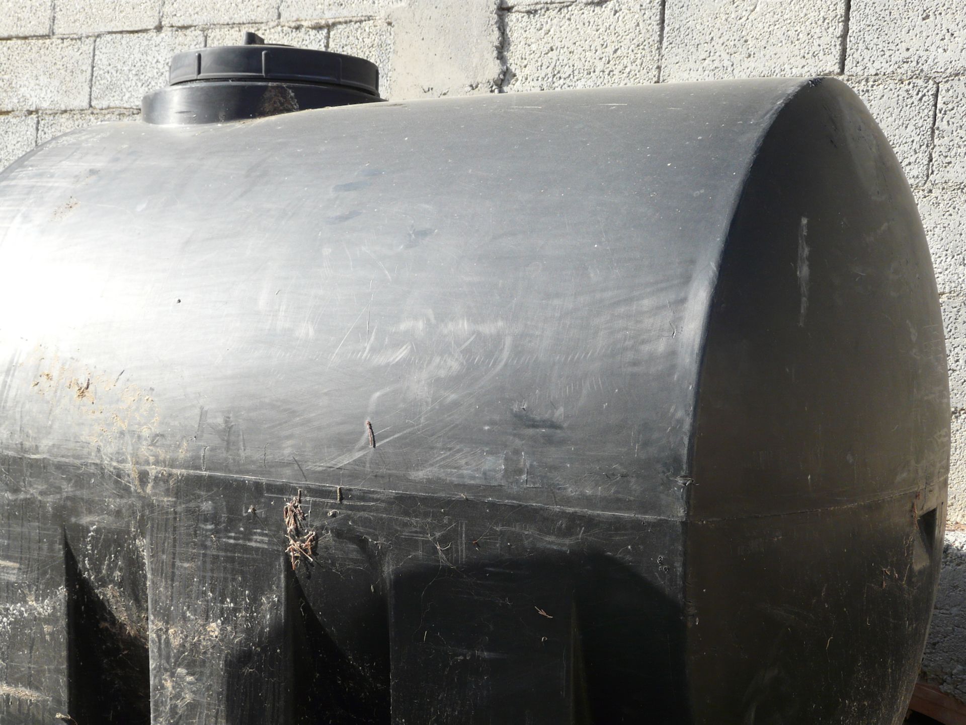 English: Plastic Liquid Storage Tank 1000Ltr, Previously Used for Oil Greek: Δεξαμενη πλαστικιά - Image 2 of 5