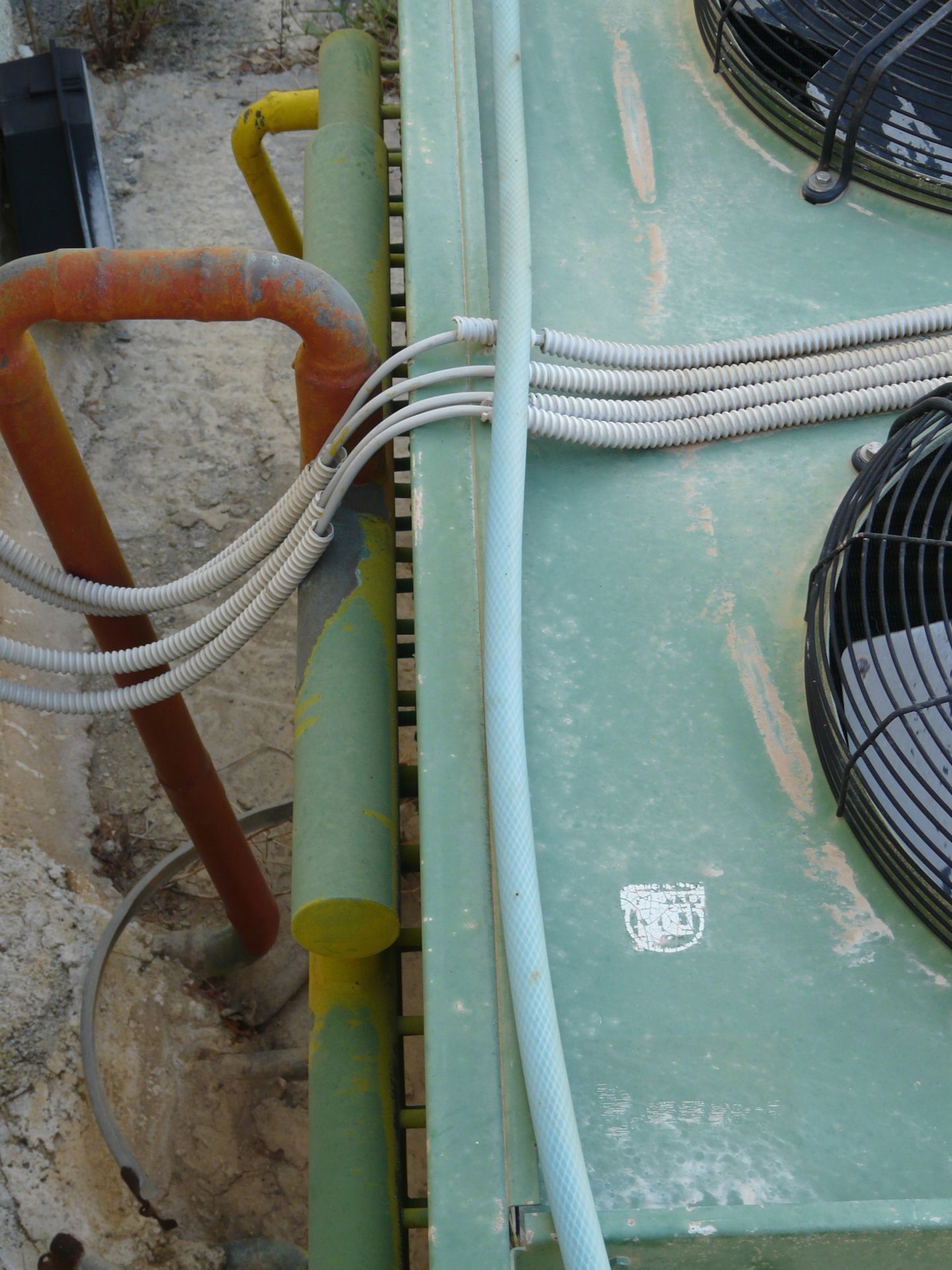 English: Condenser with 4 fans (one is out of order) 180m³ Used for Cold Rooms Greek: Κοντέσερ - Bild 6 aus 9