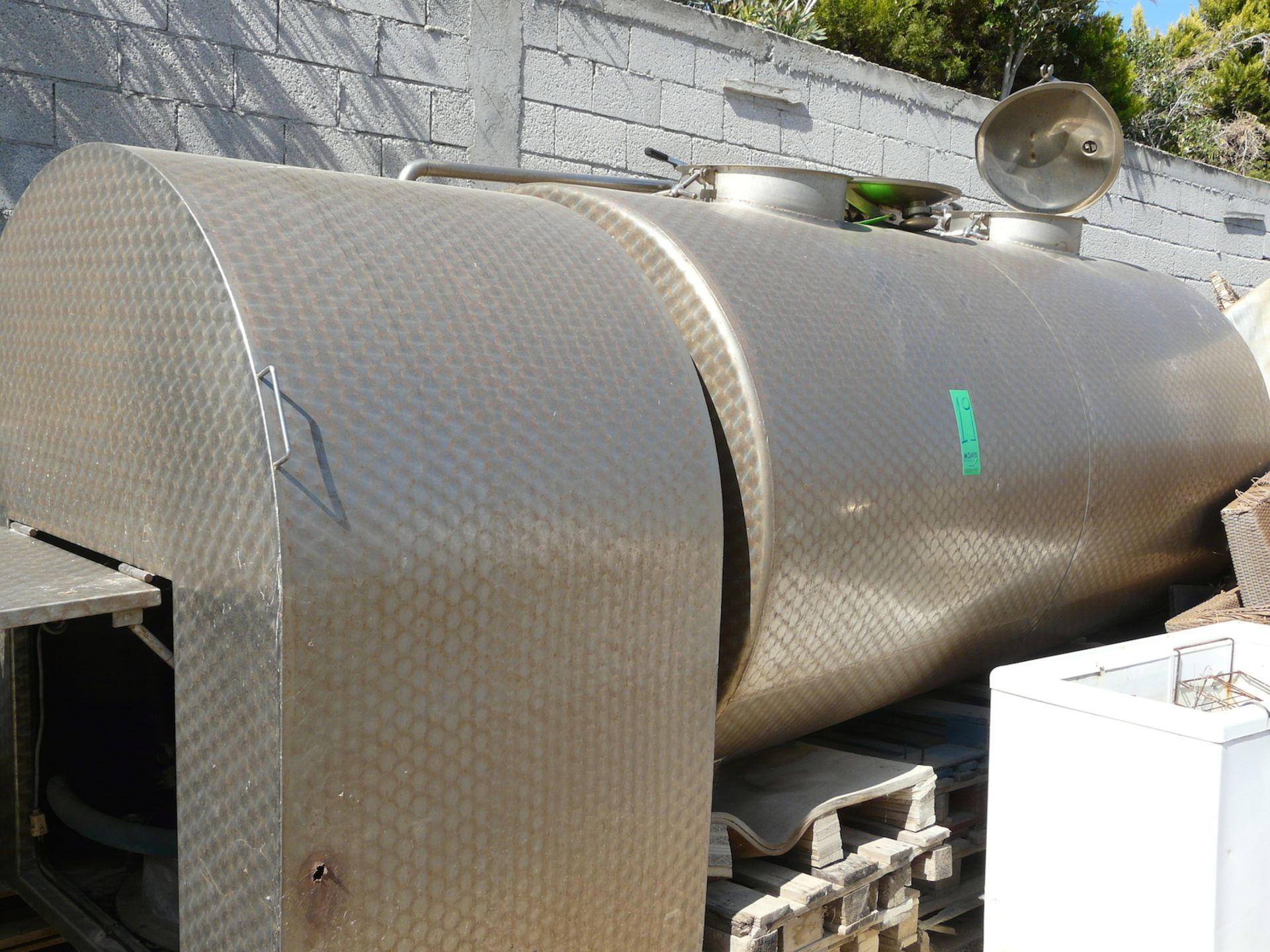 English: Double Jacketed Transport Tank for 3000L with Two Chambers for a total of 3000L. Transfer