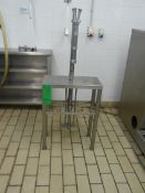 English: Single Head Filler With Stainless Steel Table for Ice Cream Tubs. Manual Filling . Greek: