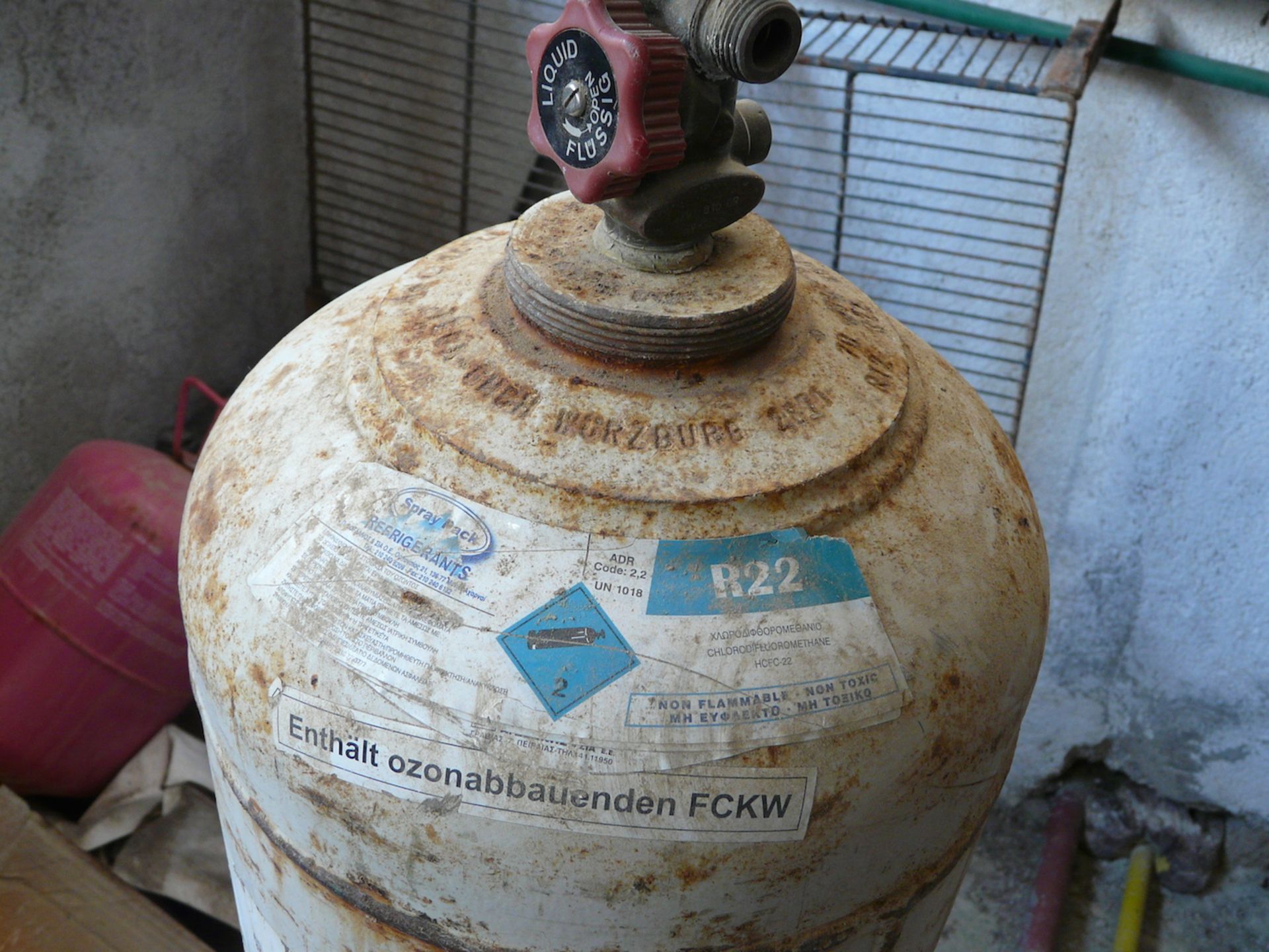 English: R407C Container 11kg Full, R410 Container 10kg, 2 Large Empty Containers for Freon Liquid . - Image 5 of 5