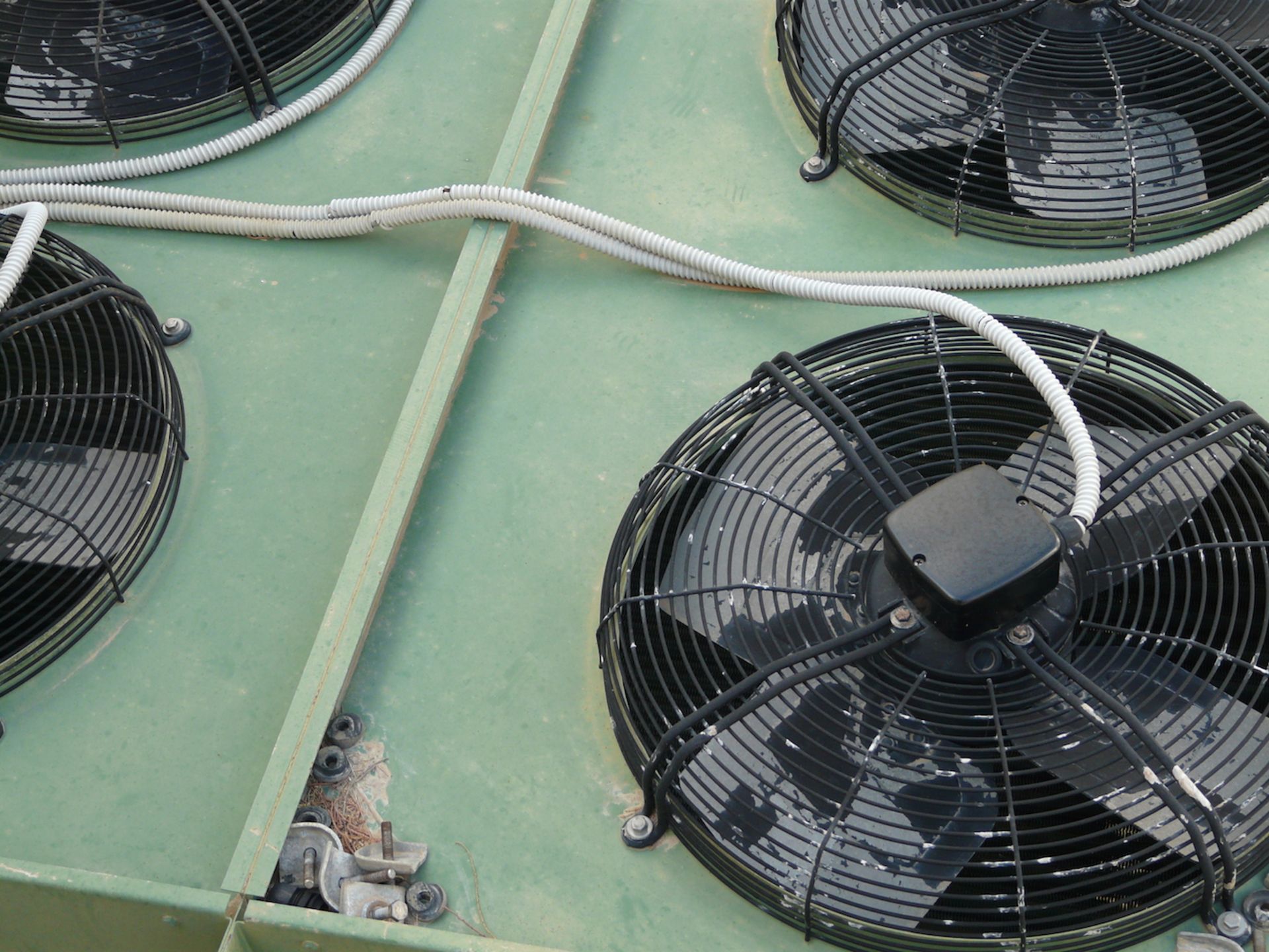 English: Condenser with 4 fans (one is out of order) 180m³ Used for Cold Rooms Greek: Κοντέσερ - Image 2 of 9