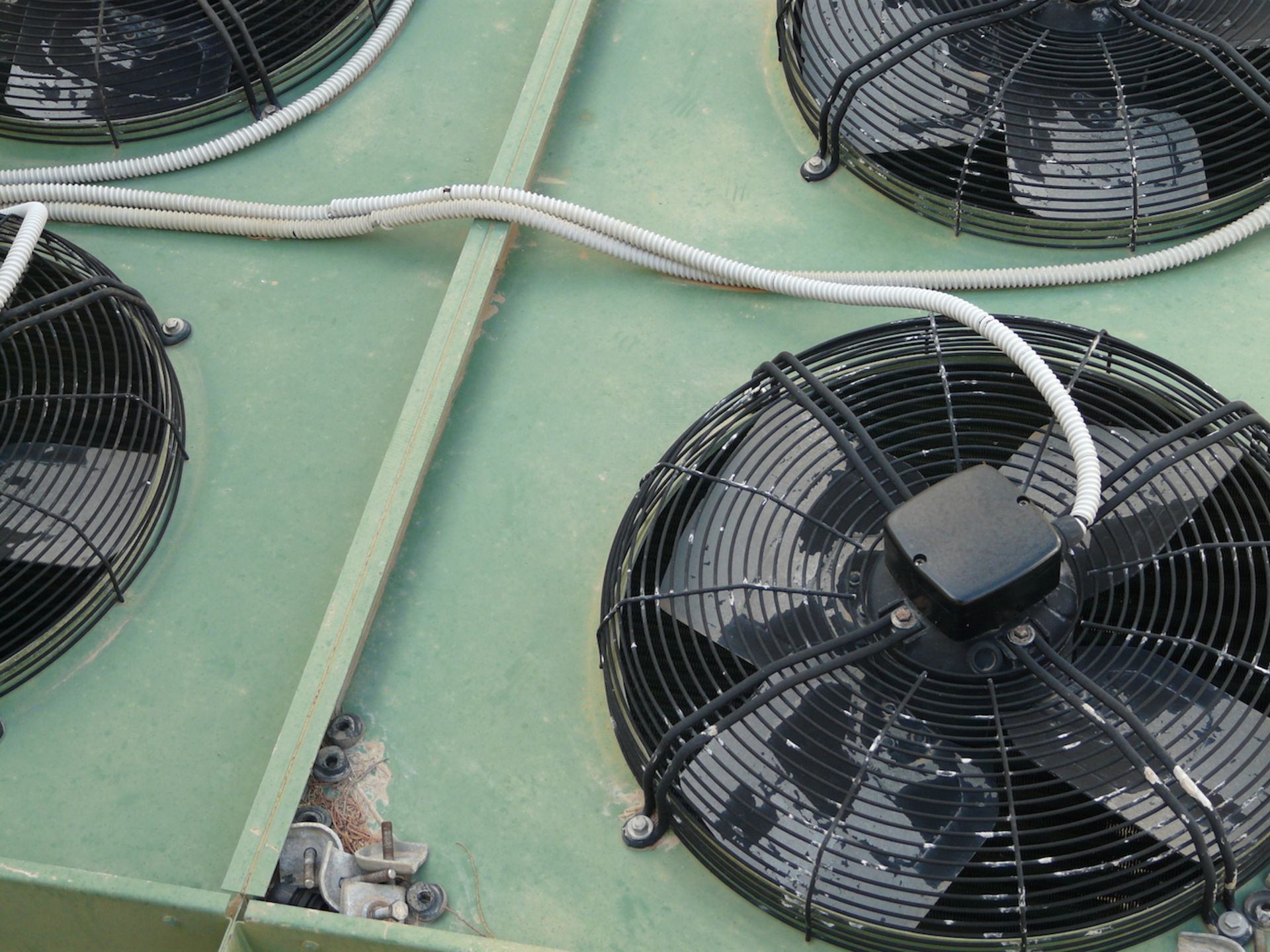 English: Condenser with 4 fans (one is out of order) 180m³ Used for Cold Rooms Greek: Κοντέσερ - Bild 2 aus 9