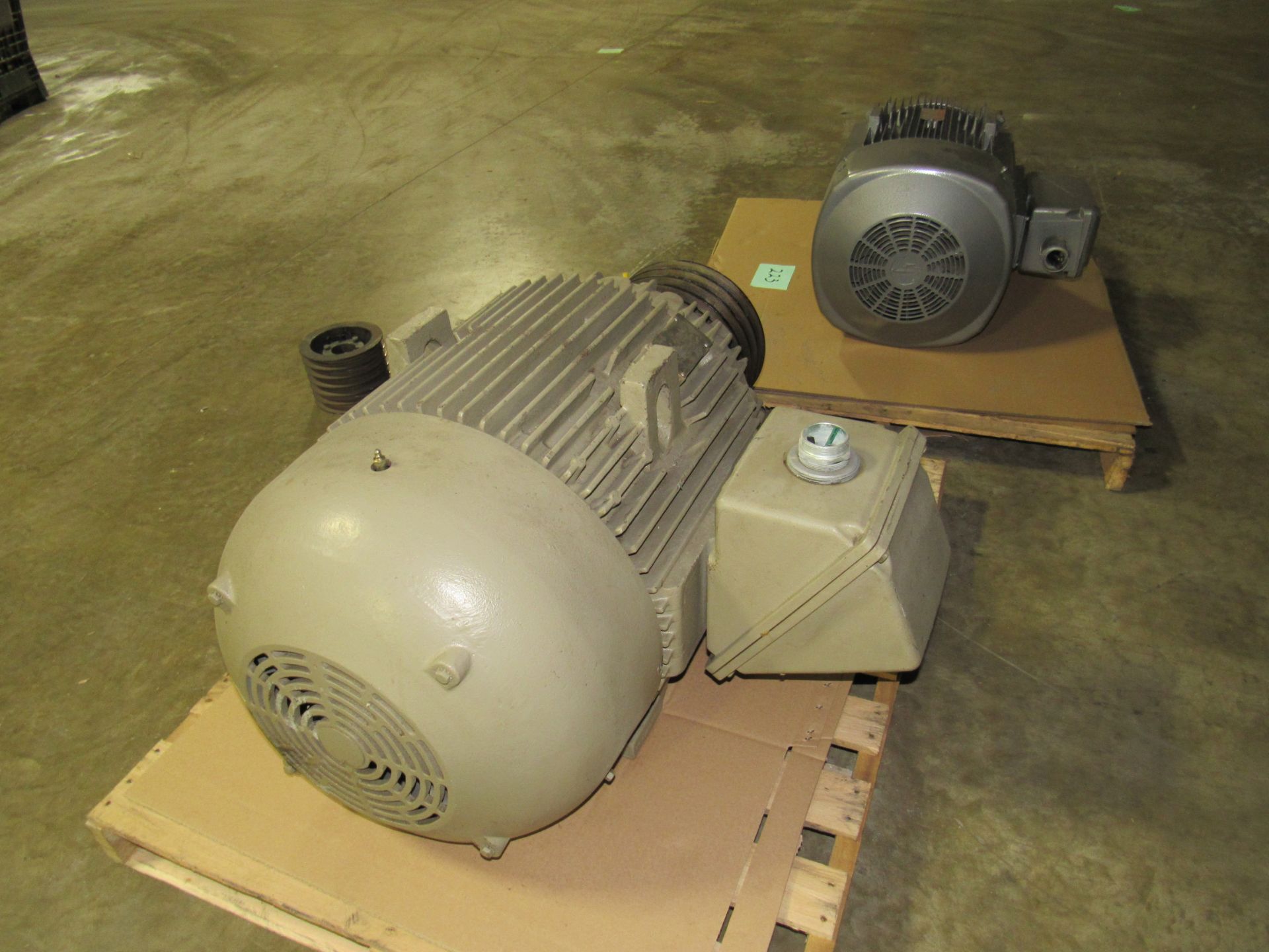 GE Energy Save 50HP Low Speed 1180 RPM - -- (LOCATED IN IOWA, RIGGING INCLUDED WITH SALE PRICE) -- - Image 9 of 10