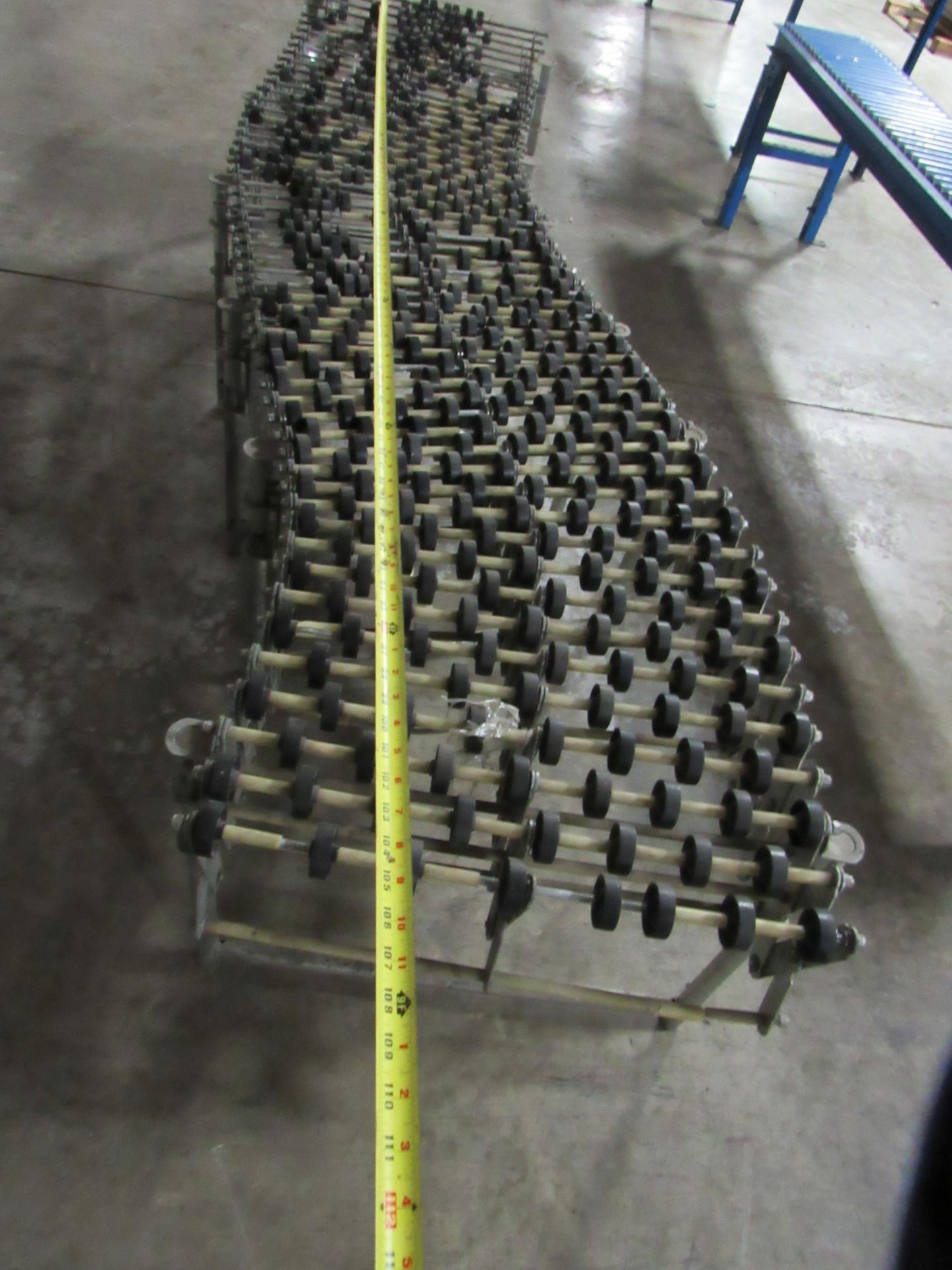 Flexible Skate Conveyor - expended to 25 ft, and 8 ft packed -- (LOCATED IN IOWA, RIGGING INCLUDED - Image 7 of 10