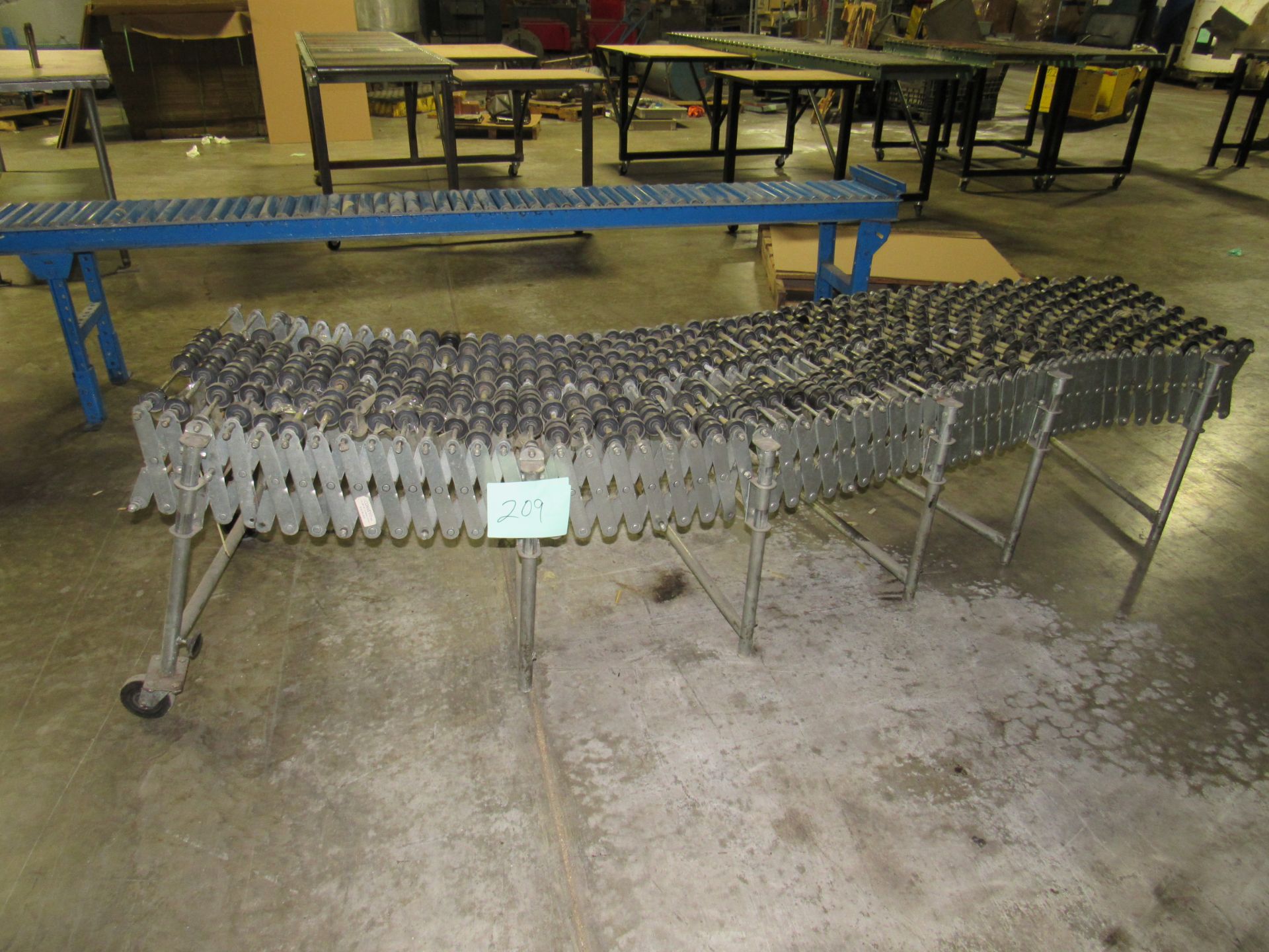 Flexible Skate Conveyor - expended to 25 ft, and 8 ft packed -- (LOCATED IN IOWA, RIGGING INCLUDED