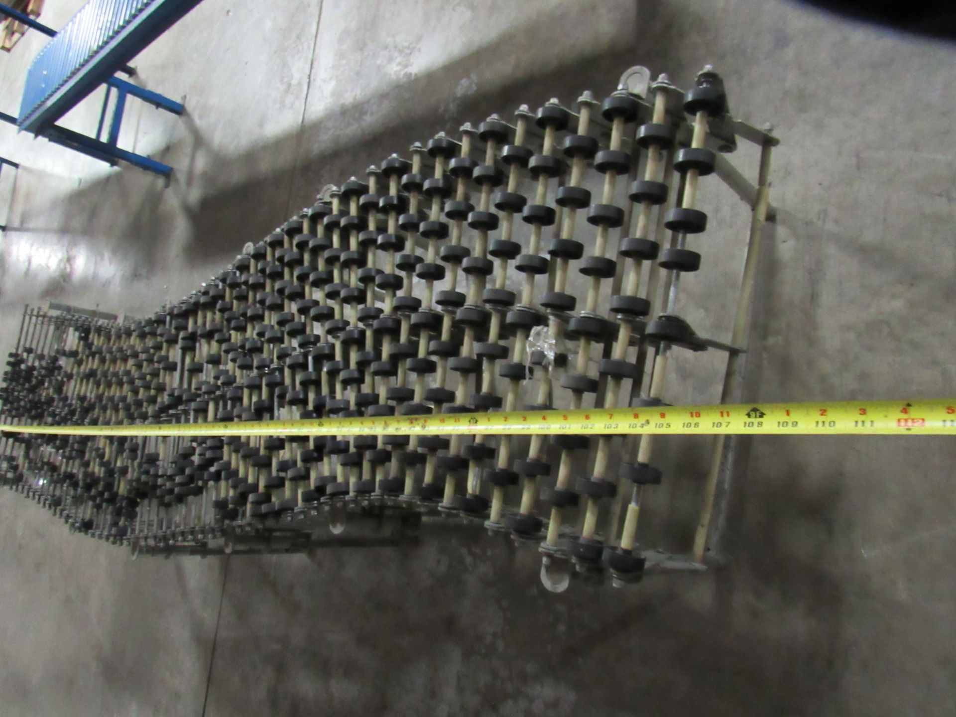 Flexible Skate Conveyor - expended to 25 ft, and 8 ft packed -- (LOCATED IN IOWA, RIGGING INCLUDED - Image 8 of 10