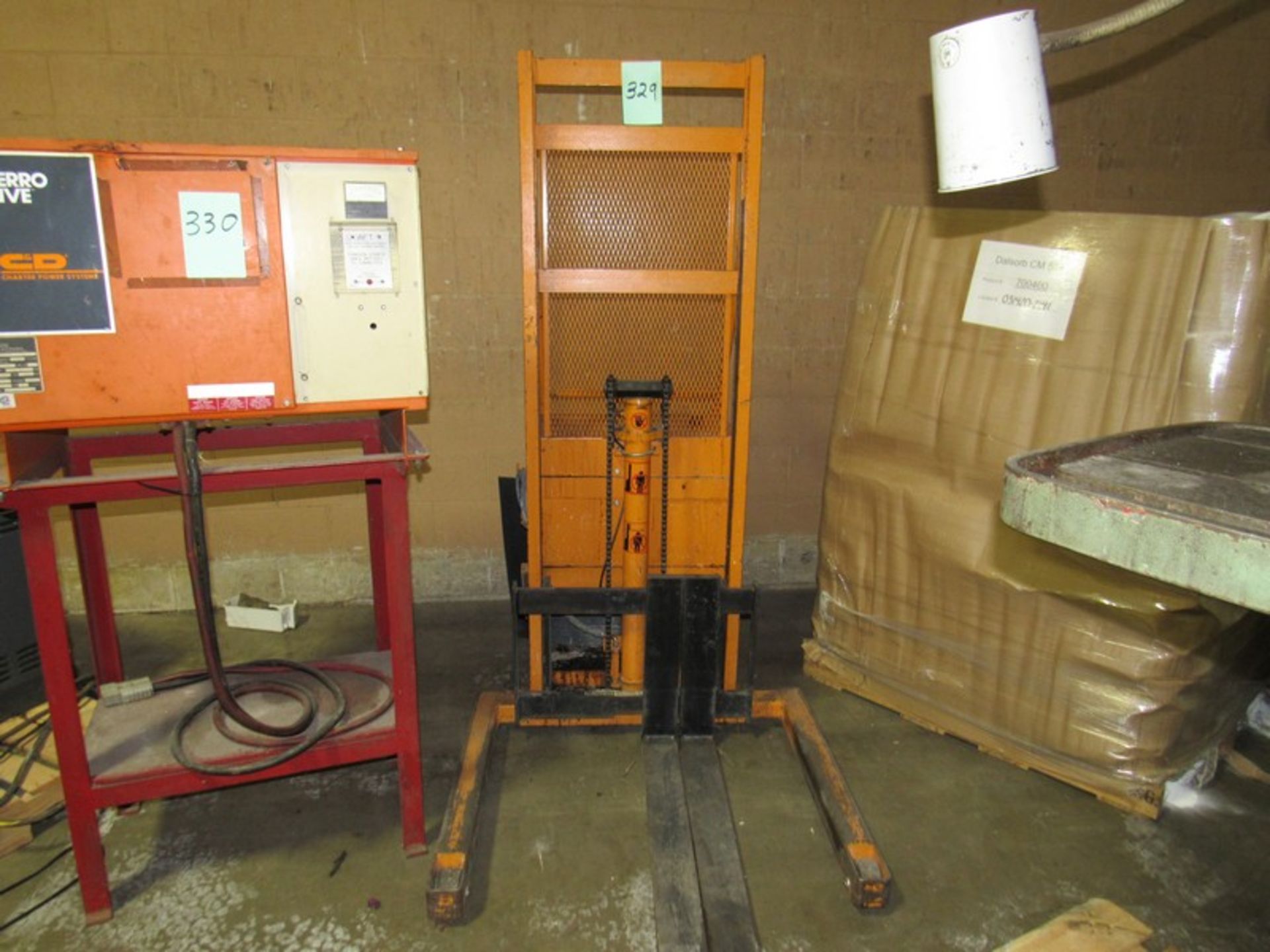 Rol-Lift Floor Lift 2000 Pound Capacity, Battery Operated Hydraulic Lift, Model #M2420855MD36,