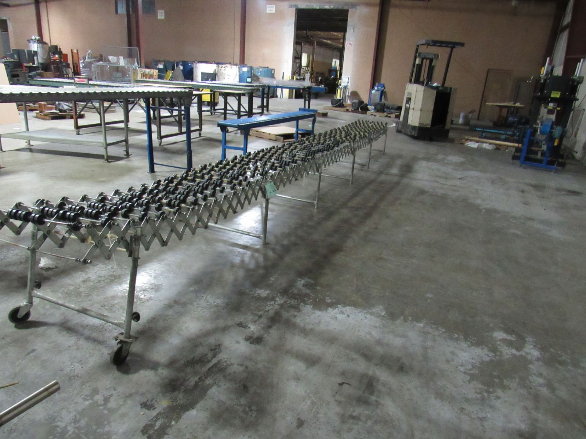 Flexible Skate Conveyor - expended to 25 ft, and 8 ft packed -- (LOCATED IN IOWA, RIGGING INCLUDED - Image 5 of 10