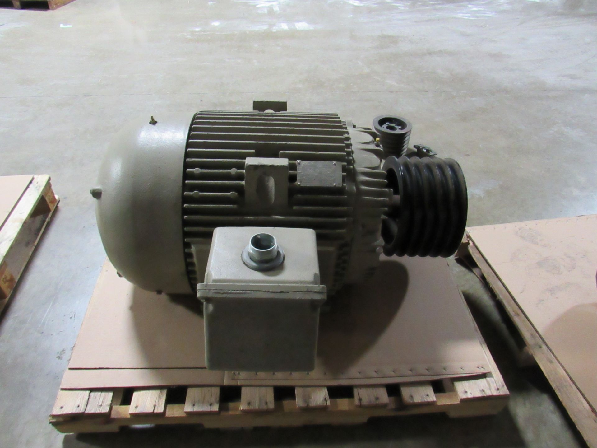 GE Energy Save 50HP Low Speed 1180 RPM - -- (LOCATED IN IOWA, RIGGING INCLUDED WITH SALE PRICE) -- - Image 8 of 10