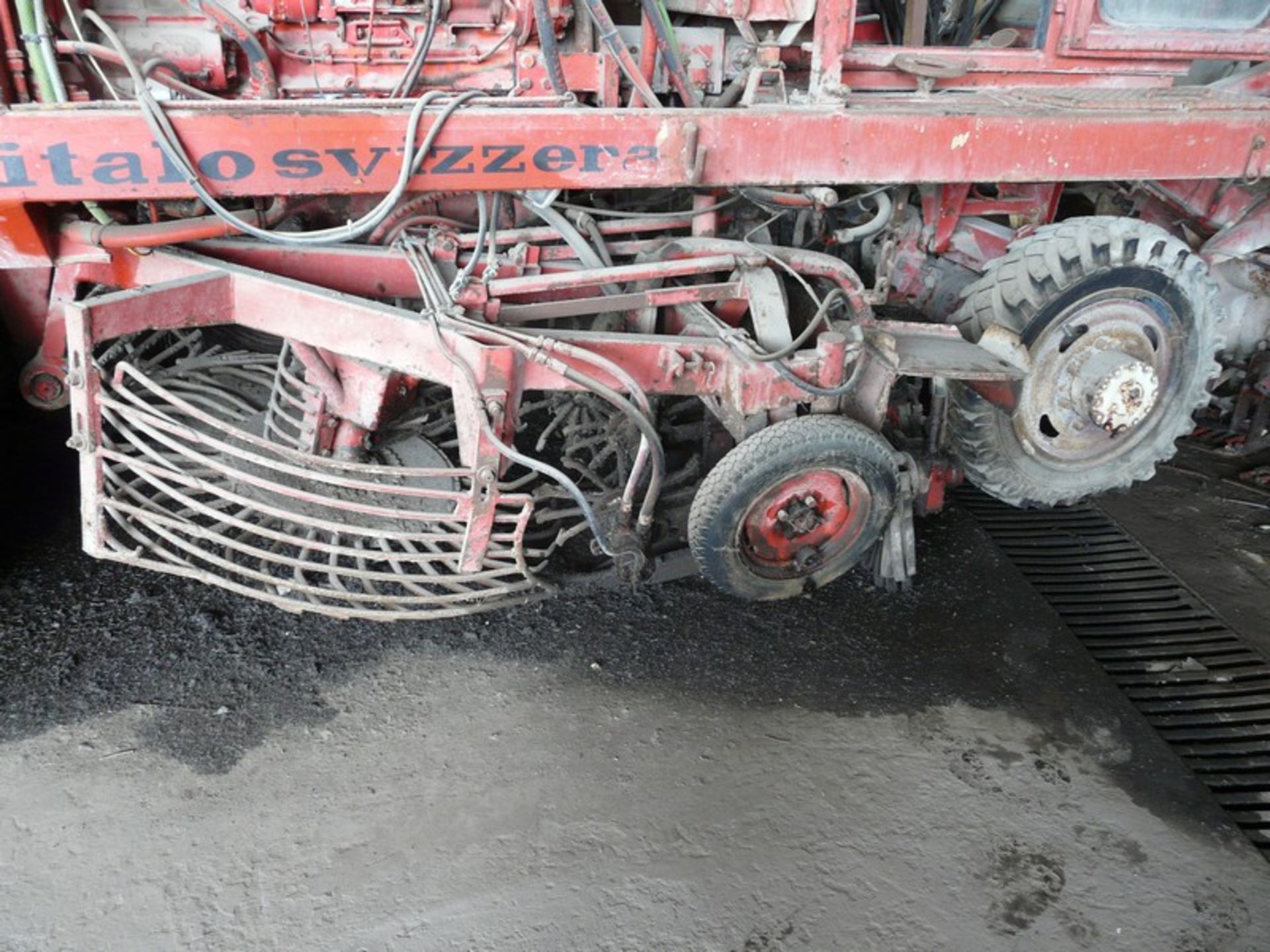 ITALO SVIZZERA, 2 ROW SUGAR BEET HARVESTER , 2830 'hrs, IVECO Engine (Located in Greece - Plati - Image 8 of 15