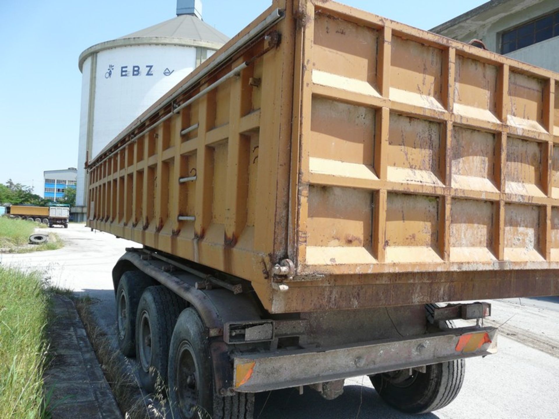 3 AXILE BACK LIFT FOR OFF LOADING GRAVEL WITH SYSTEM TO COVER BACK PART (Located in Greece - Plati - Image 5 of 5