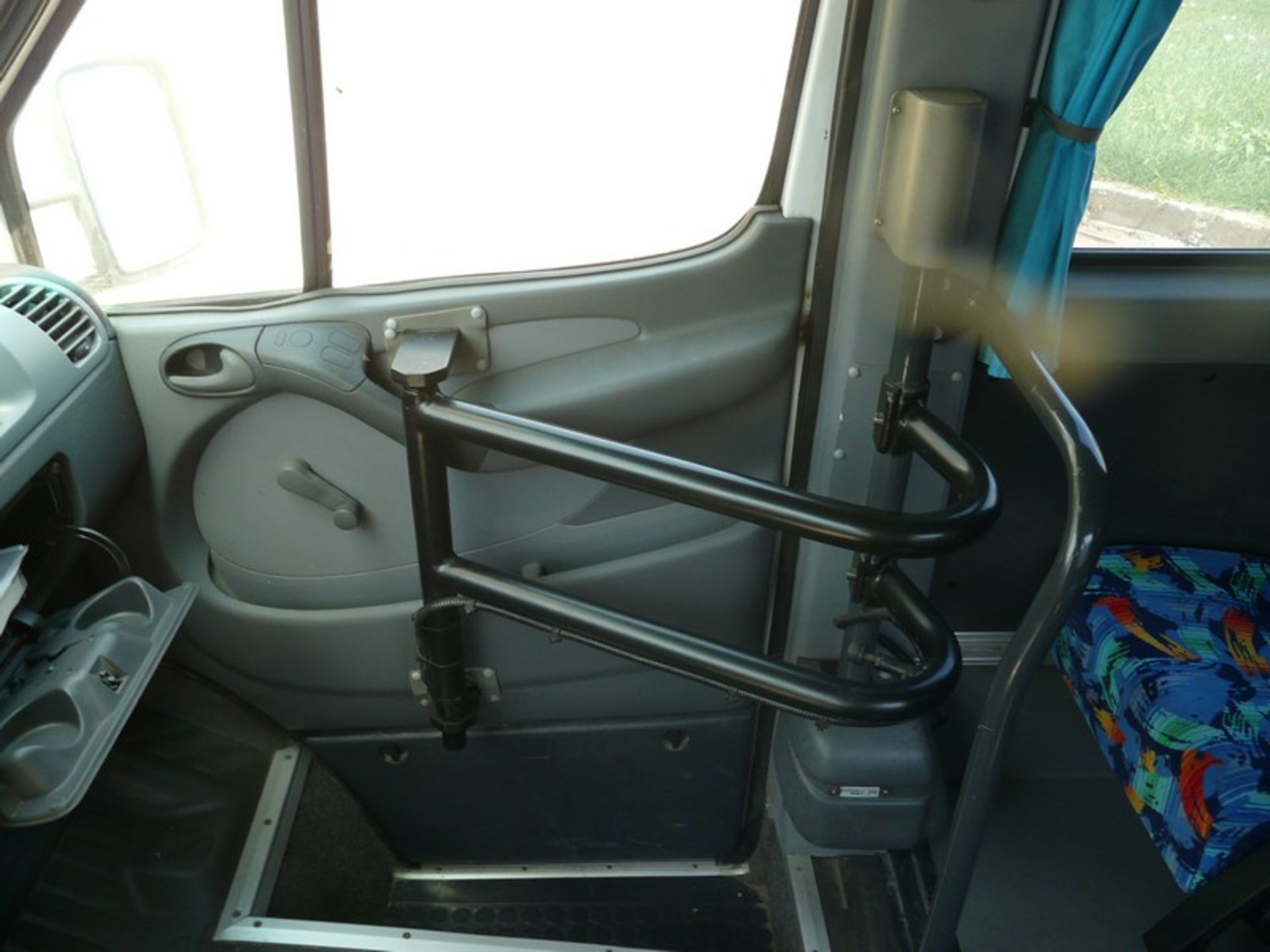 MERCENDES SPRINTER BUSS 16 SEATS ,5 GEAR , WITH AUTOMATIC DOOR , KM : 216710 , REG NZM 4876 ,Y.O.M - Image 9 of 13