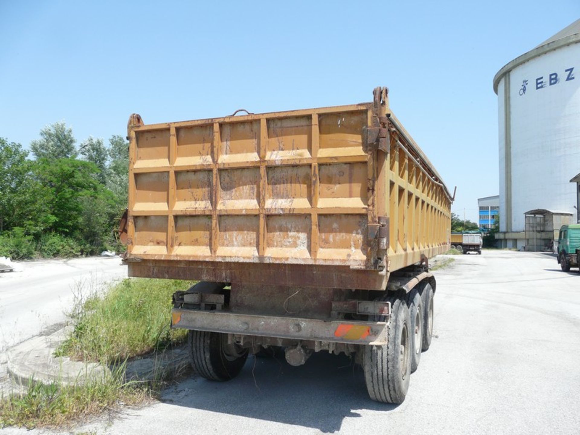 3 AXILE BACK LIFT FOR OFF LOADING GRAVEL WITH SYSTEM TO COVER BACK PART (Located in Greece - Plati - Bild 4 aus 5