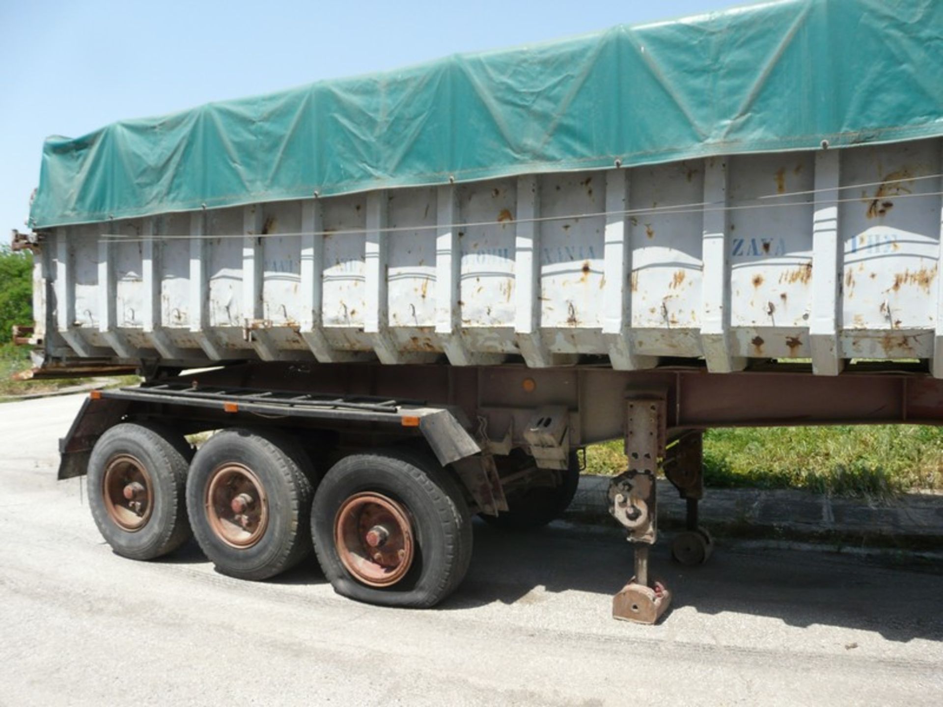 TRUCK WITH LIFTING FOR UNLOADING , SYSTEM FOR COVERING WITH CURTAIN (Located in Greece - Plati - Bild 3 aus 7